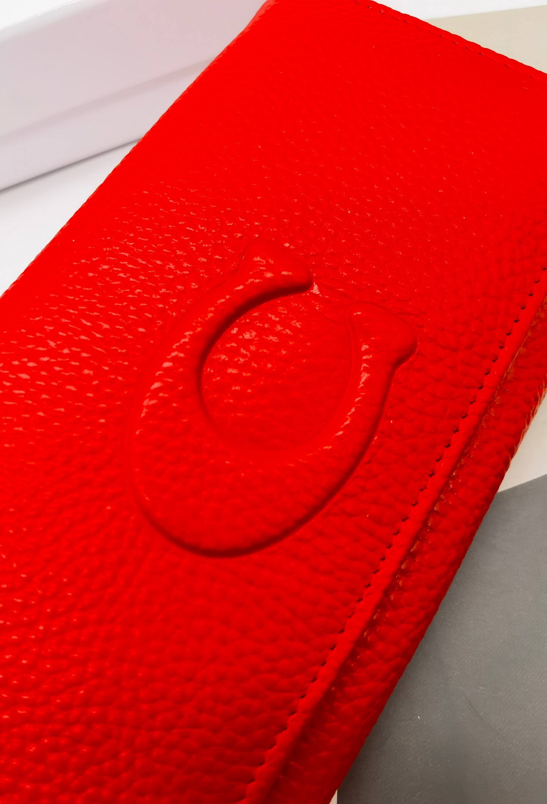 🆕🆕🆕🆕专柜同步，最新款钱包，采用进口牛 皮，原厂定制的最新徽标，不管皮质还是logo，都要给你带来酣