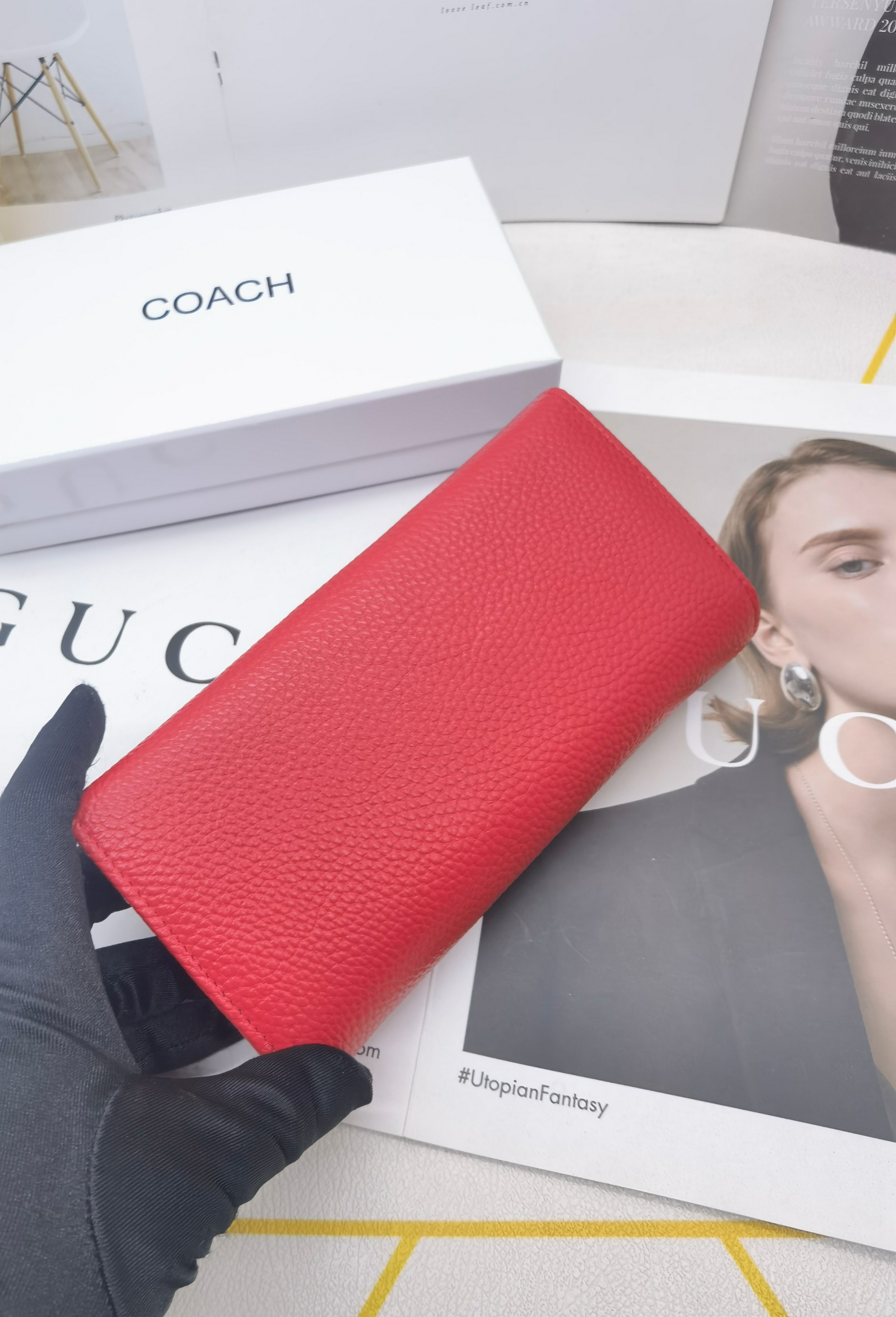 🆕🆕🆕🆕专柜同步，最新款钱包，采用进口牛 皮，原厂定制的最新徽标，不管皮质还是logo，都要给你带来酣