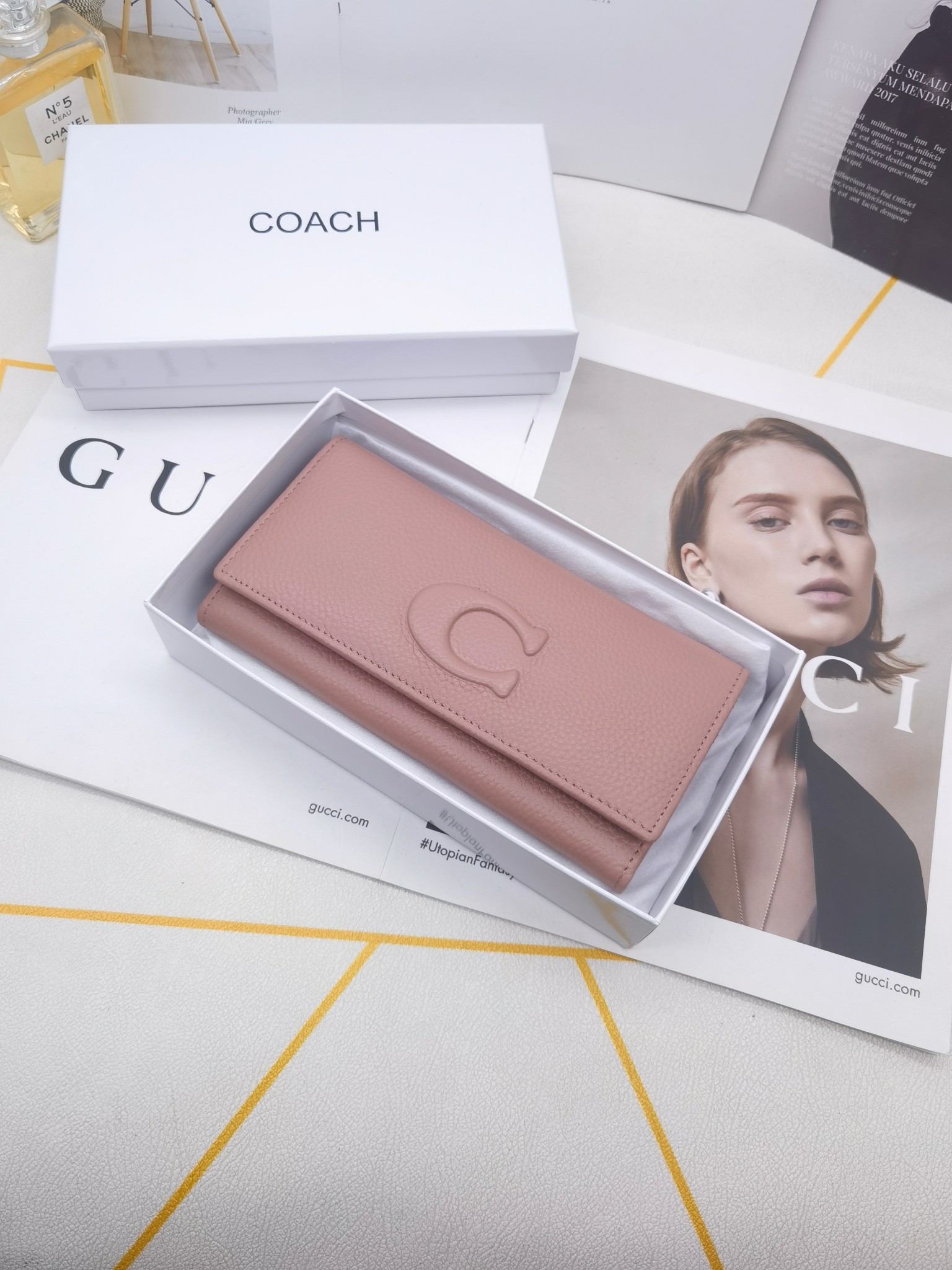  🆕🆕🆕🆕专柜同步，最新款钱包，采用进口牛 皮，原厂定制的最新徽标，不管皮质还是logo，都要给你带来