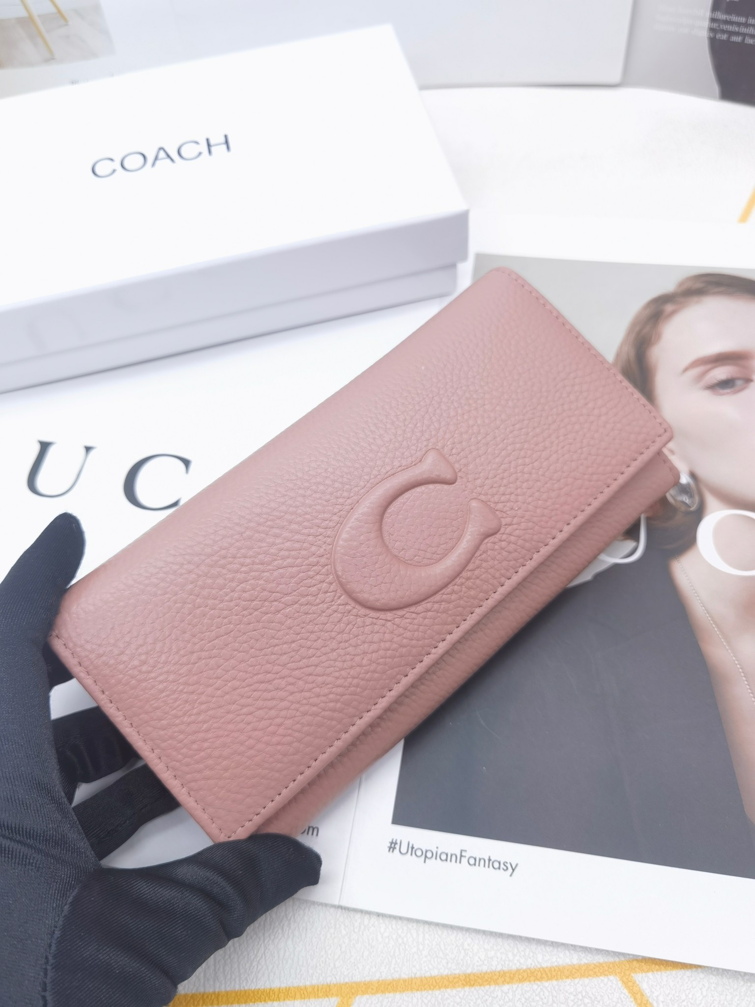  🆕🆕🆕🆕专柜同步，最新款钱包，采用进口牛 皮，原厂定制的最新徽标，不管皮质还是logo，都要给你带来