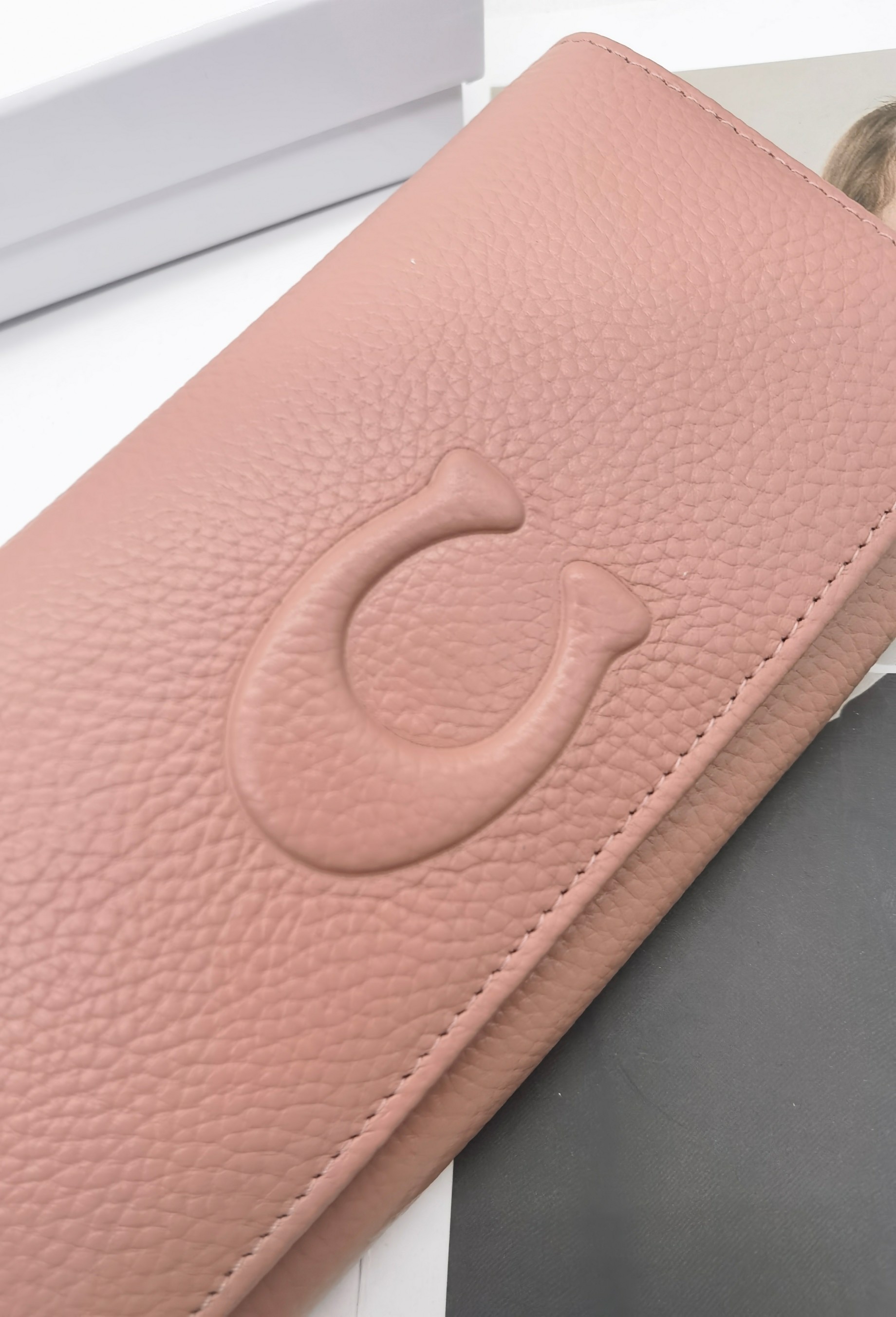  🆕🆕🆕🆕专柜同步，最新款钱包，采用进口牛 皮，原厂定制的最新徽标，不管皮质还是logo，都要给你带来