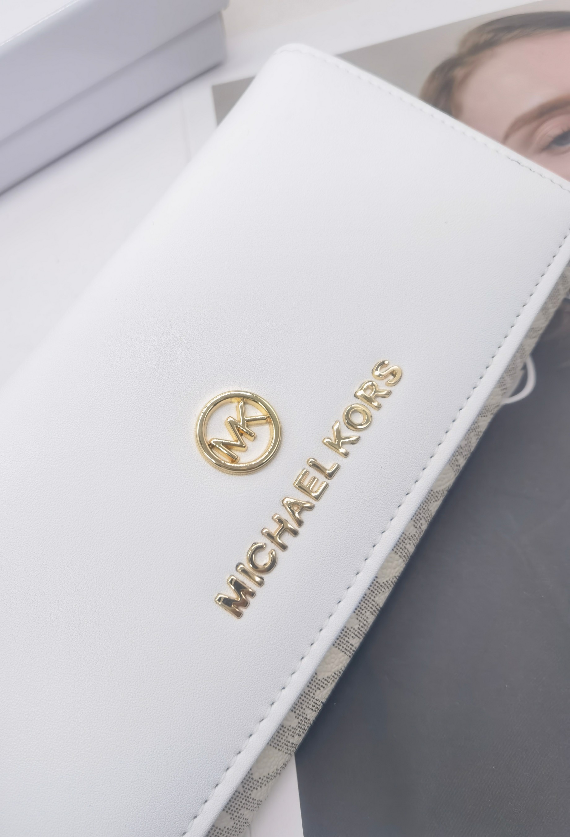 🆕🆕🆕🆕8600专柜同步，最新款钱包，采用进口牛 皮，原厂定制的最新徽标，不管皮质还是logo，都要给