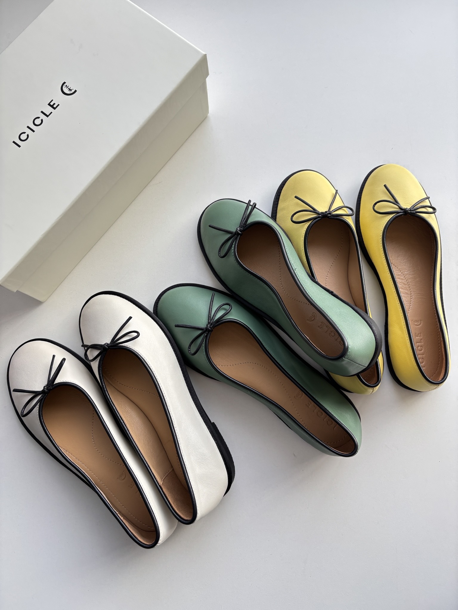 NO:232480,Fairy single shoes When the bow meets the soft sheepskin material, it is a gentle and critical hit. This pair of shallow-mouthed flat-sole single shoes use a black bow to hit the plain bright cowhide to accurately grasp the sweetness and texture. When you put on your feet, it feels like stepping on the clouds. The heel 0-sharpened new shoes also look like they have been wearing it for three years. Sheepskin material is matched with patterned non-slip rubber sole. It is a blast and no pressure. The size is 35-36-37-38-39 standard, bean shoes, cowhide, sheepskin19860909神仙单鞋 当蝴蝶结邂逅软软的羊皮材质 是温柔暴击 这双浅口平底单鞋 用黑色的蝴蝶结撞上素面亮色的牛皮 把甜度和质感精准拿捏 上脚那一刻就像踩在云朵里 后跟0磨脚新鞋也像穿了三年旧爱 羊皮材质搭配花纹防滑橡胶大底 暴走无压力 码数35-36-37-38-39标准,豆豆鞋,cowhide,sheepskin,Women's Shoes