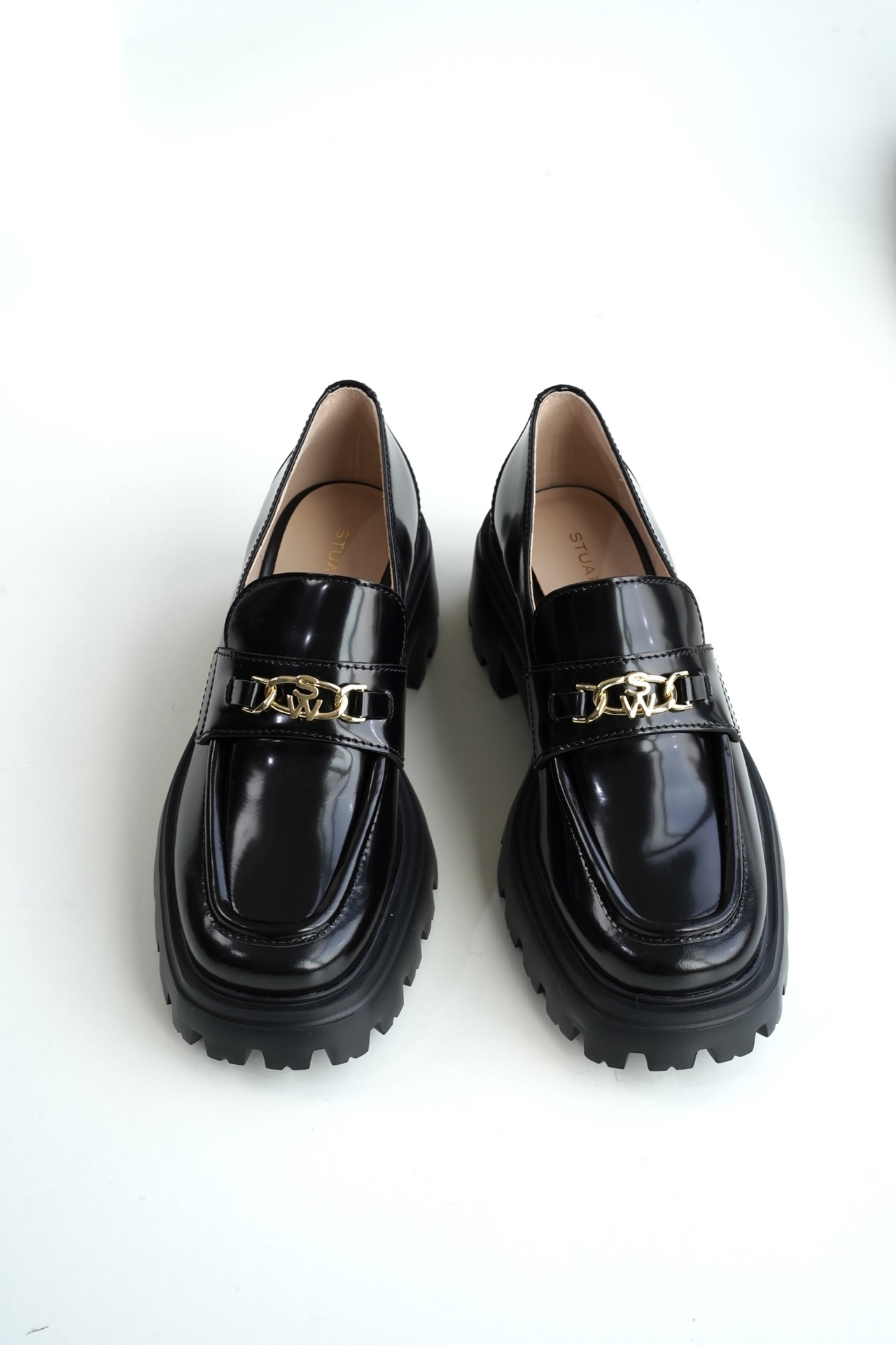 NO:225304,SW gear thick-soled loafers, step on 6cm invisible height enhancement technique, the early eight saviors of the workers are here, gear pattern rubber thick-soled quietly lifted 6cn, step on cotton-like soft and elastic feet without tiring your feet without tiring your feet, square toe shoe last   slightly raised shoe mouth, modify the instep to make the instep thin and slender, the finishing touch is the metal gear buckle on the upper, old hardware comes with a vintage filter, jeans is a retro American sweetheart, paired with suit pants to become cold, intellectuals, sleep ten more minutes in the morning, you can go out at the speed of light after putting on it, number 35 36 37 38 39 standards, loafers, stuart weitzman, loafers, jeans, business suit19860909SW齿轮厚底乐福鞋 踩上6cm隐形增高术 打工人的早八救星来了 齿轮纹橡胶厚底悄悄拔高6cn 踩棉花般的软弹脚感暴走两万步不累脚 方头鞋楦 微翘鞋口 把脚背修饰得又瘦又修长 点睛之笔是鞋面金属齿轮扣 做旧五金自带vintage滤镜 配牛仔裤是美式复古甜心 搭西装裤秒变清冷知识分子 早上多睡十分钟 套上就能光速出门 码数35 36 37 38 39标准,乐福鞋,stuart weitzman,loafers,jeans,business suit,Women's Shoes