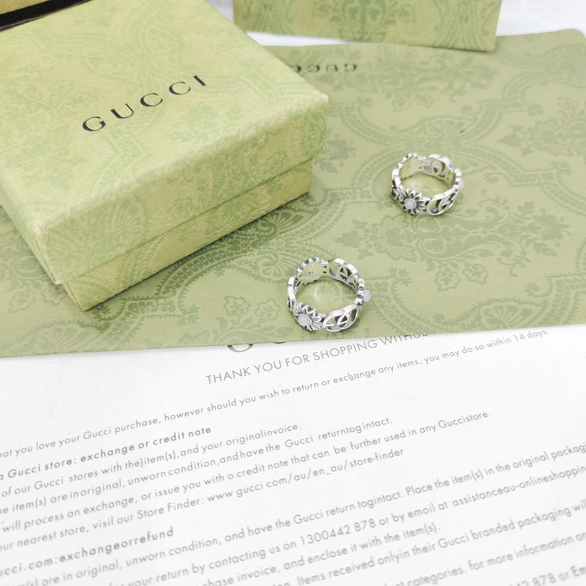 NO:109851,Gucci's GG Marmont series fashion jewelry crystal and double G details are cleverly integrated into one or presented in a pendant form or embellished on the entire metal. This dazzling ring is centered with double G flower details. Size: 6.7.8.9.10.11, jewelry boutique, gucci, ring19860909Gucci这款GG Marmont系列时尚珠宝水晶和双G细节巧妙融于一体或以吊坠形式式呈现,或点缀于整条金属之上.这款亮眼的戒指中央缀饰双G花朵细节 尺寸:6.7.8.9.10.11,饰品精品,gucci,ring,Jewelry