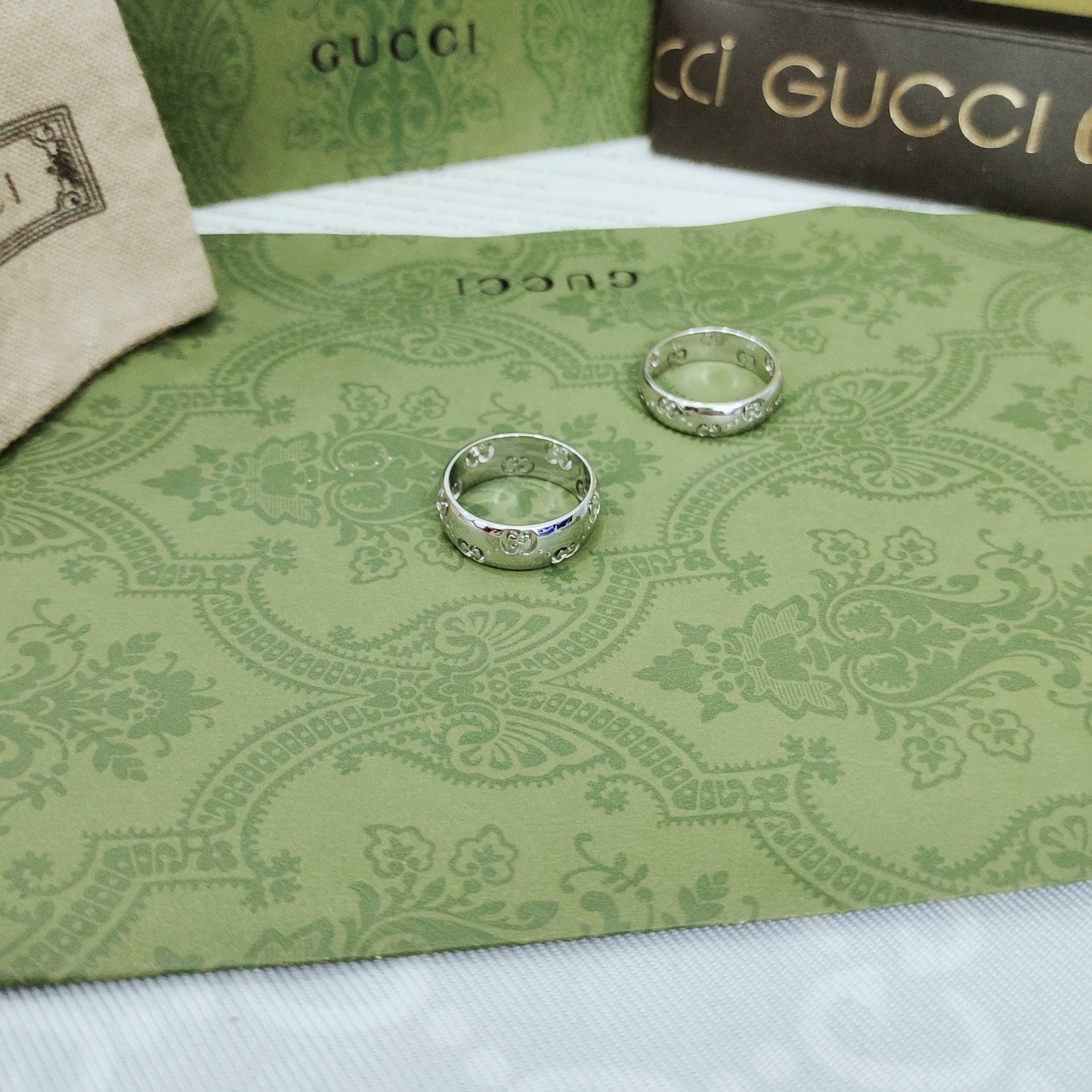 Gucci 标志图案生动点缀这款白金色宽版戒指