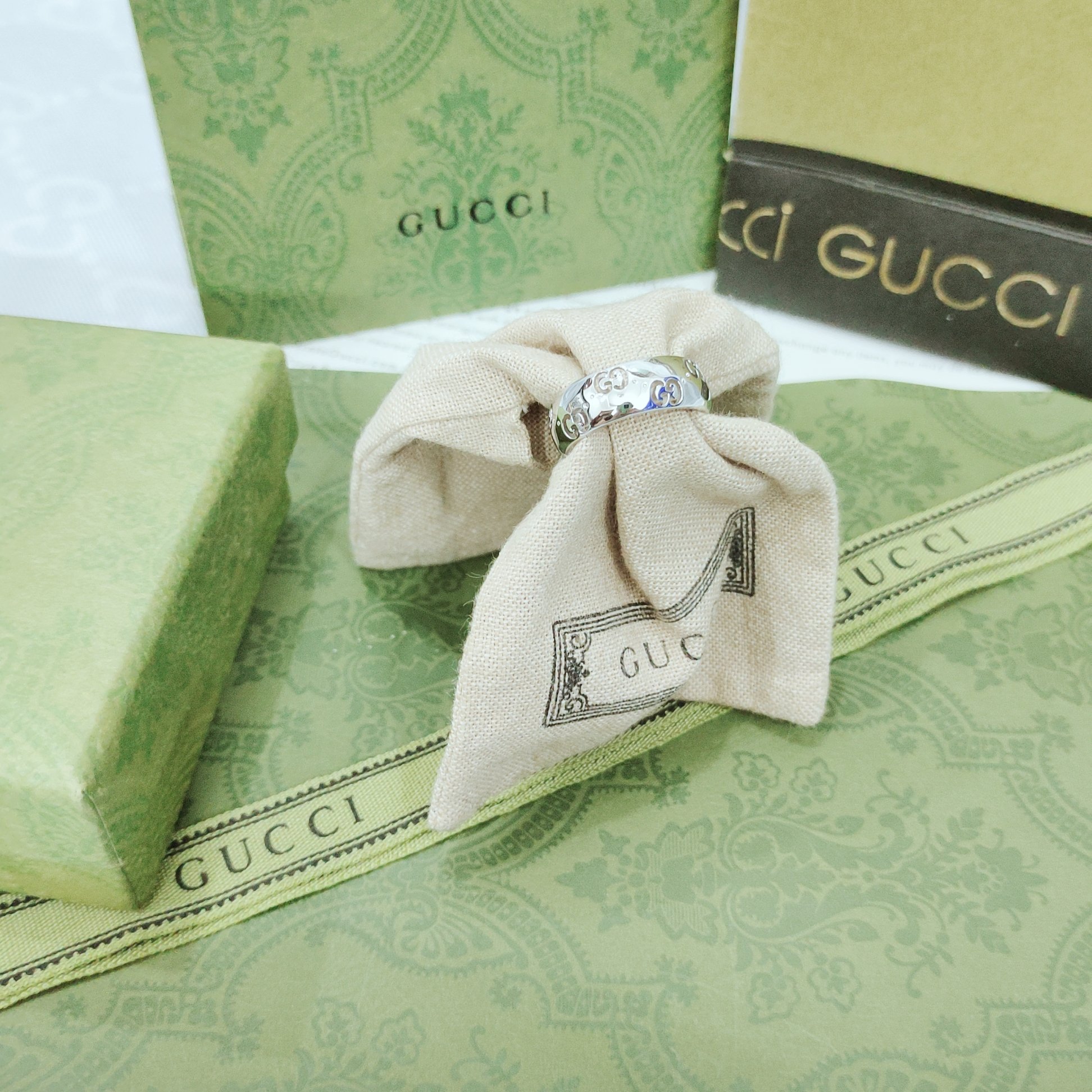 Gucci 标志图案生动点缀这款白金色宽版戒指