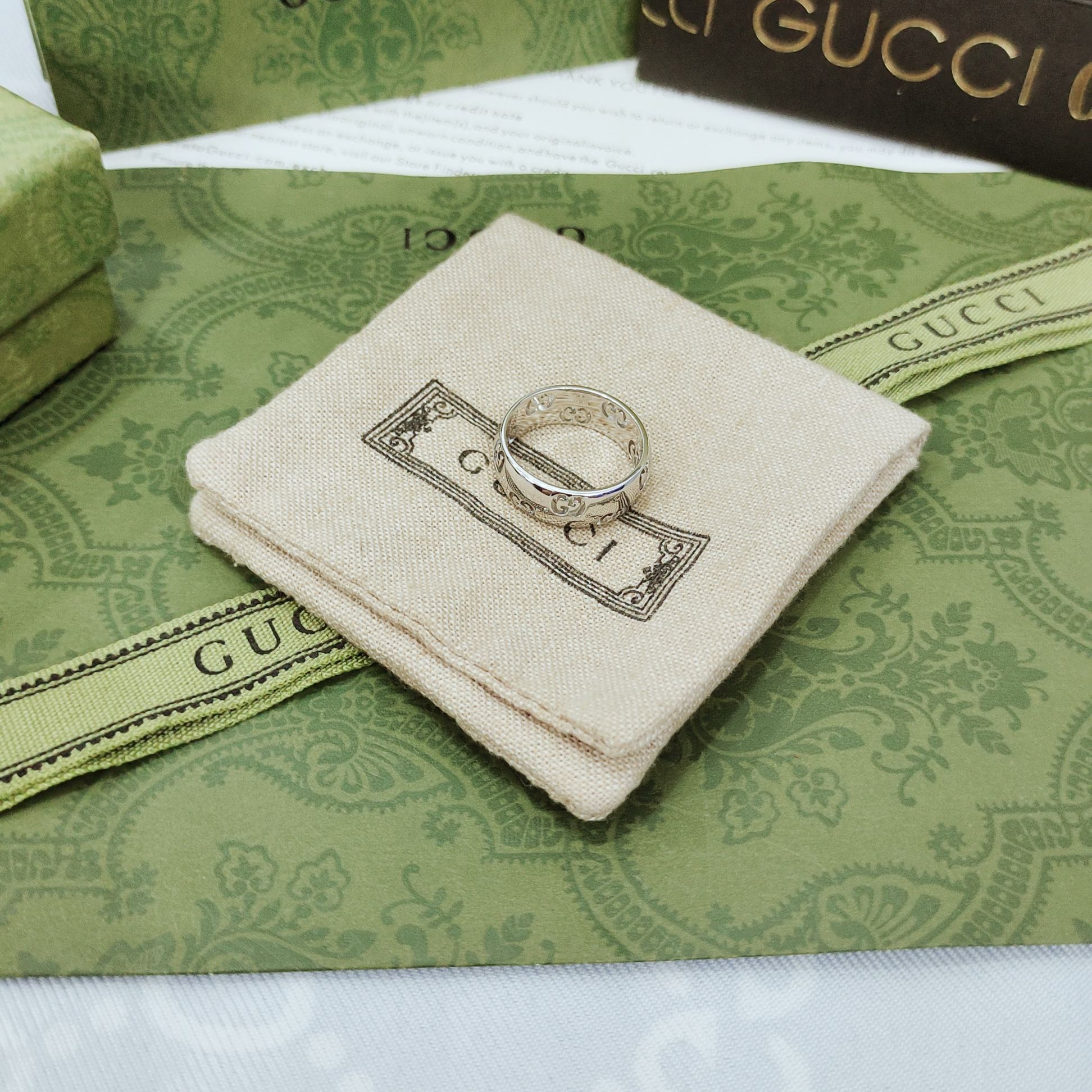 Gucci 标志图案生动点缀这款白金色宽版戒指