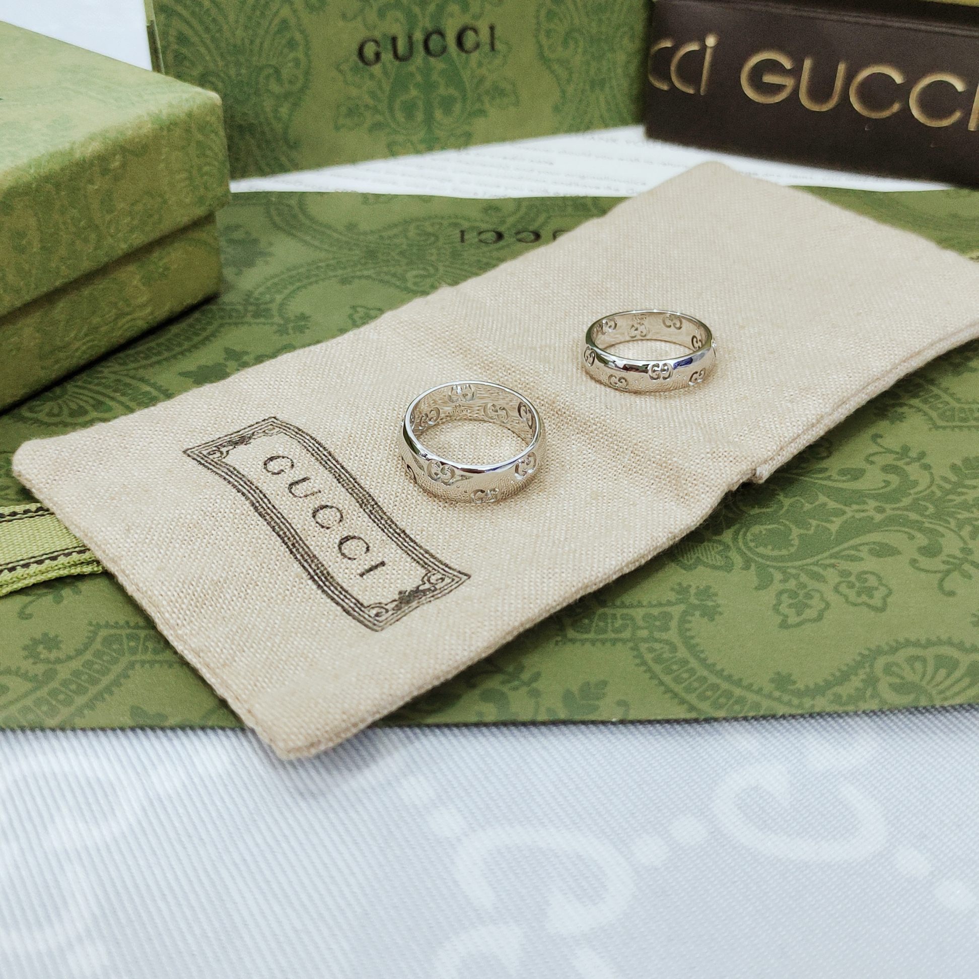 Gucci 标志图案生动点缀这款白金色宽版戒指
