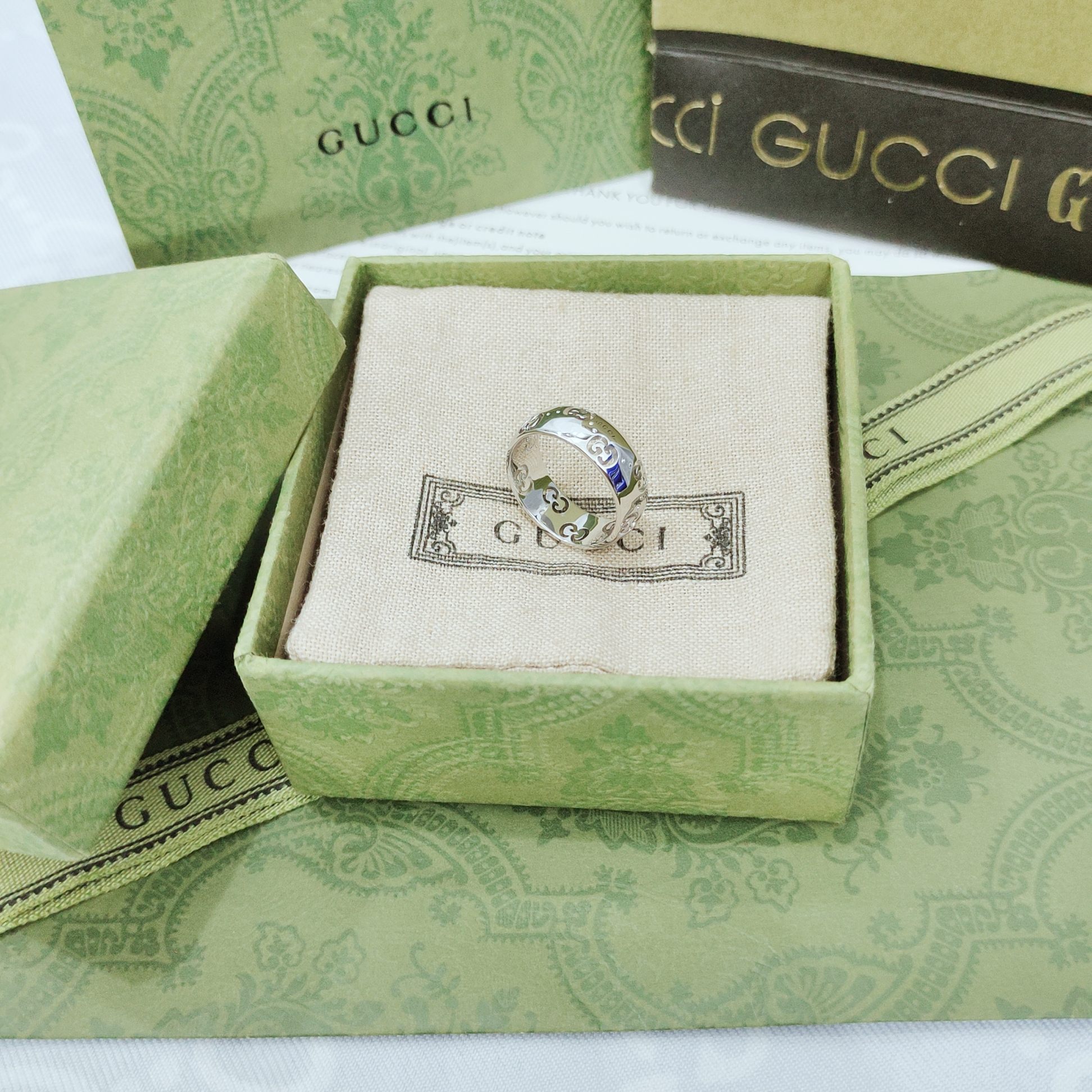 Gucci 标志图案生动点缀这款白金色宽版戒指