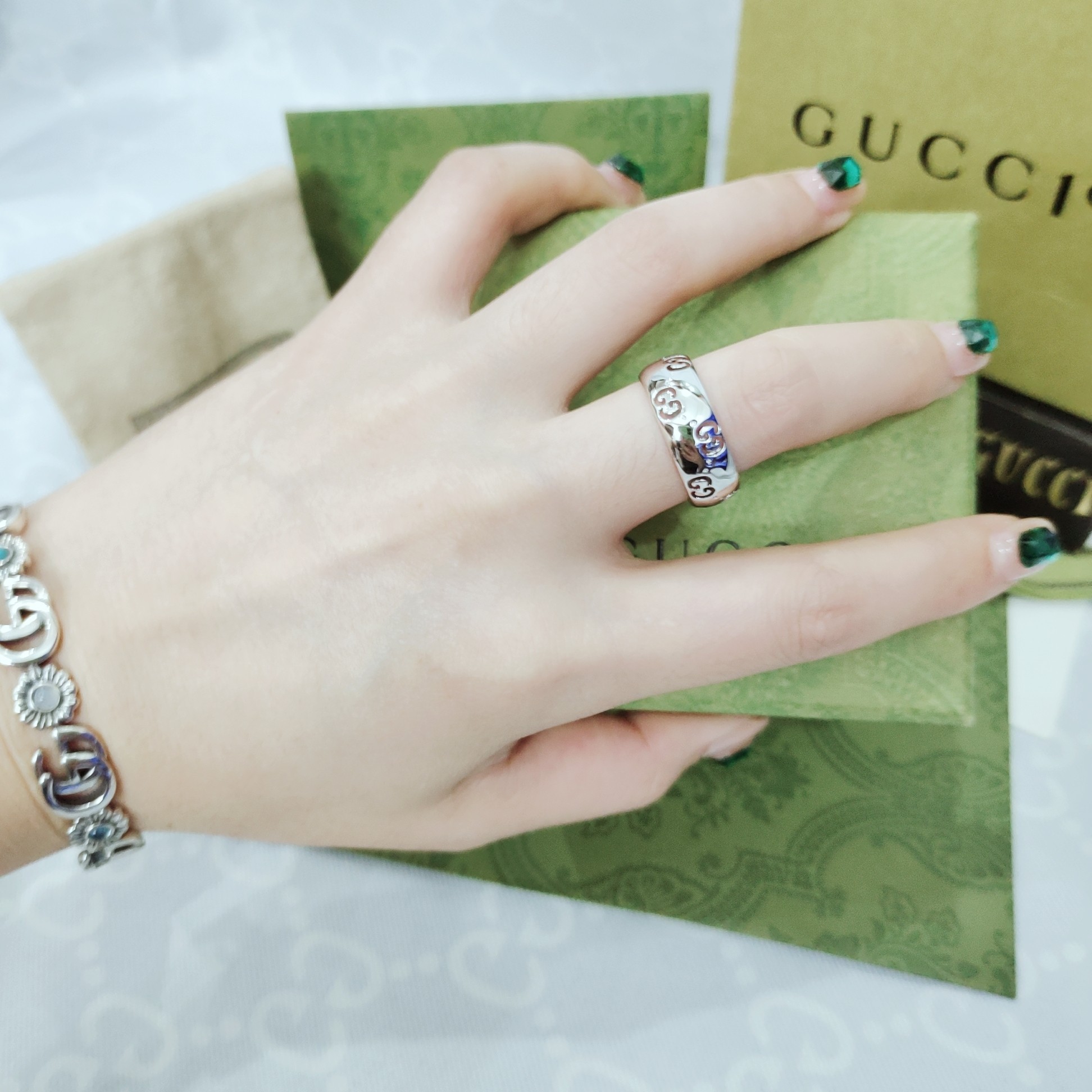 Gucci 标志图案生动点缀这款白金色宽版戒指