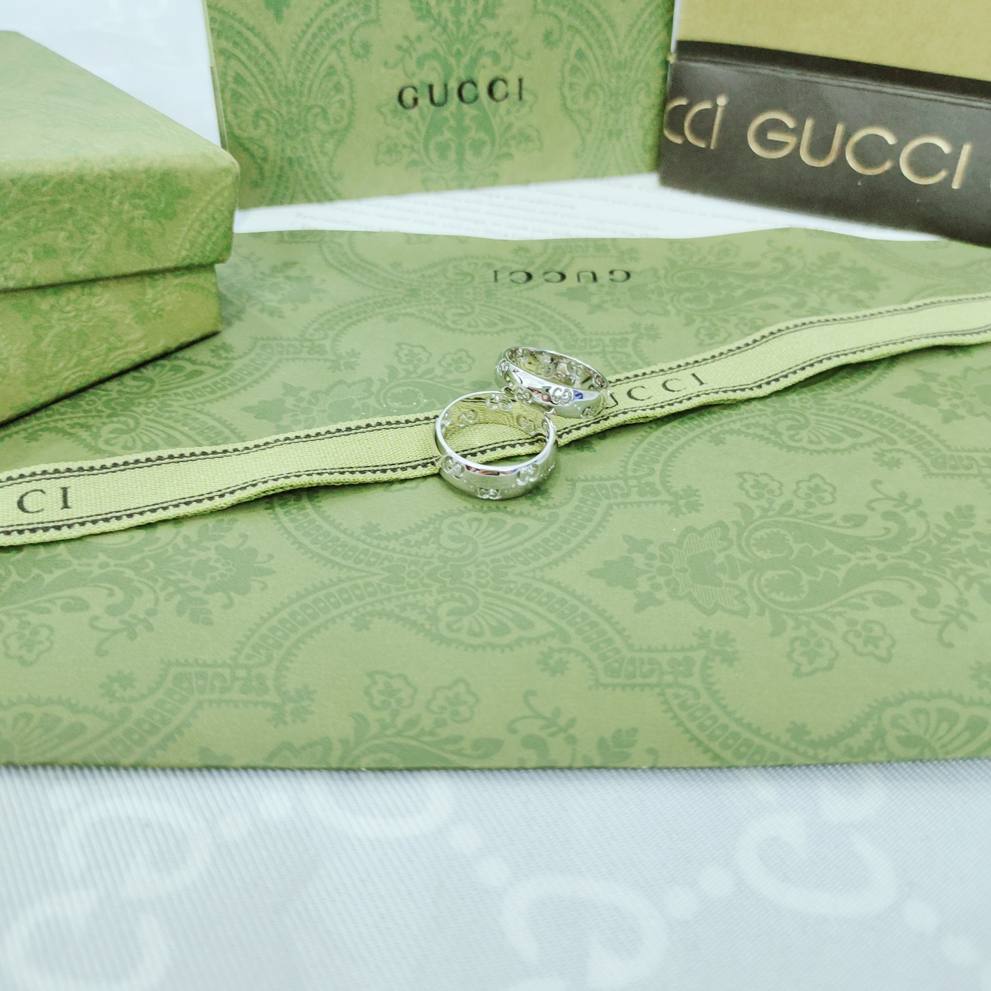 Gucci 标志图案生动点缀这款白金色宽版戒指