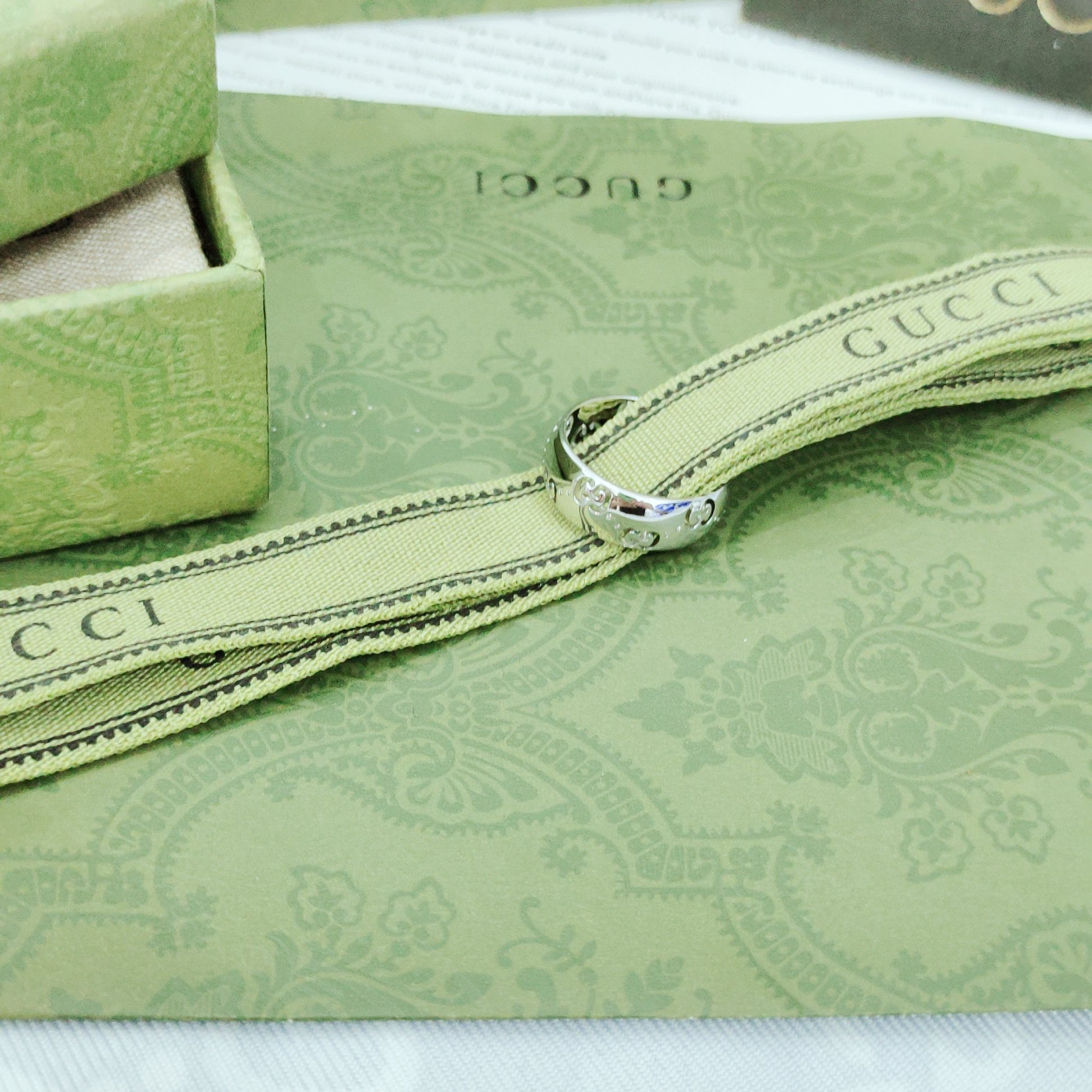 Gucci 标志图案生动点缀这款白金色宽版戒指