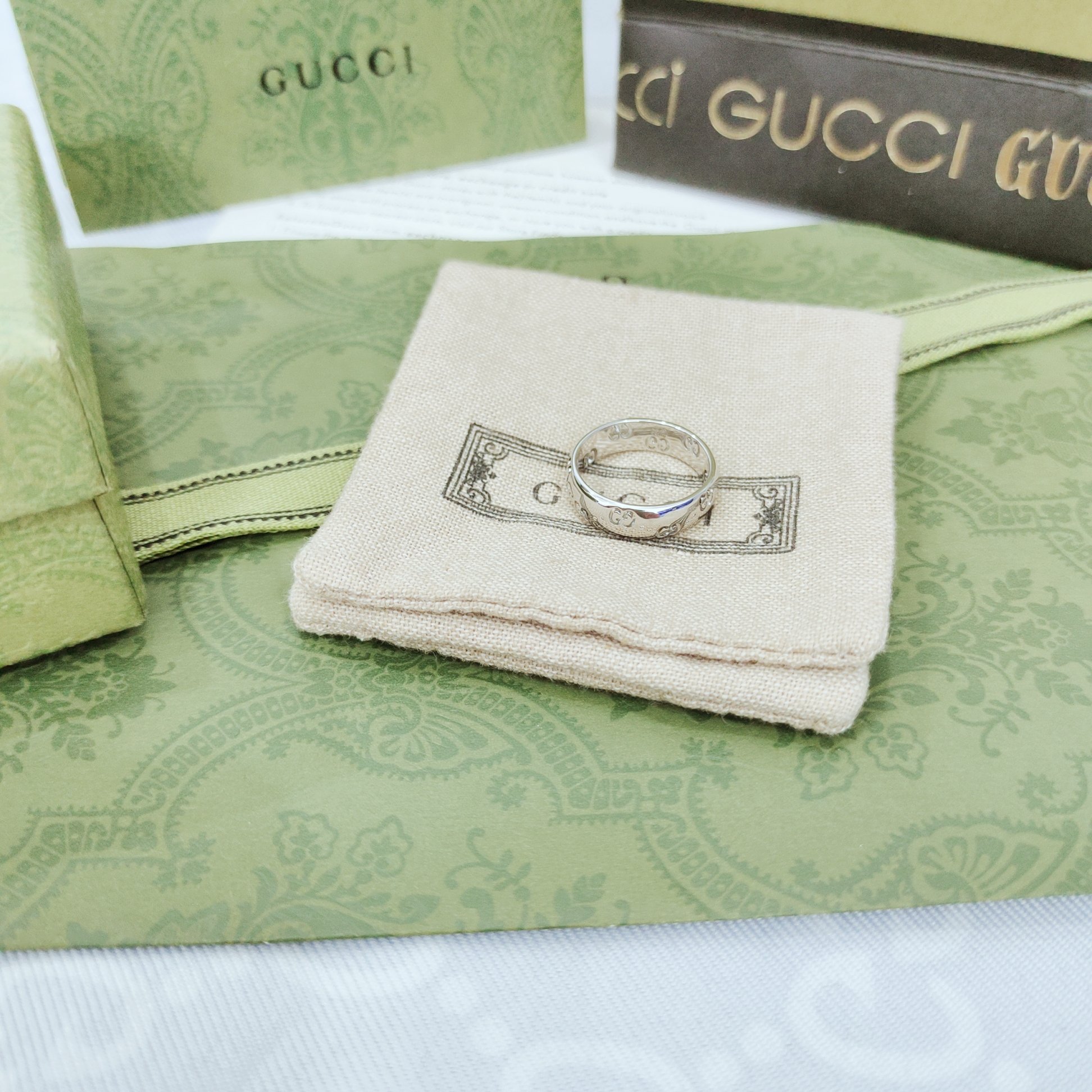 Gucci 标志图案生动点缀这款白金色窄版戒指