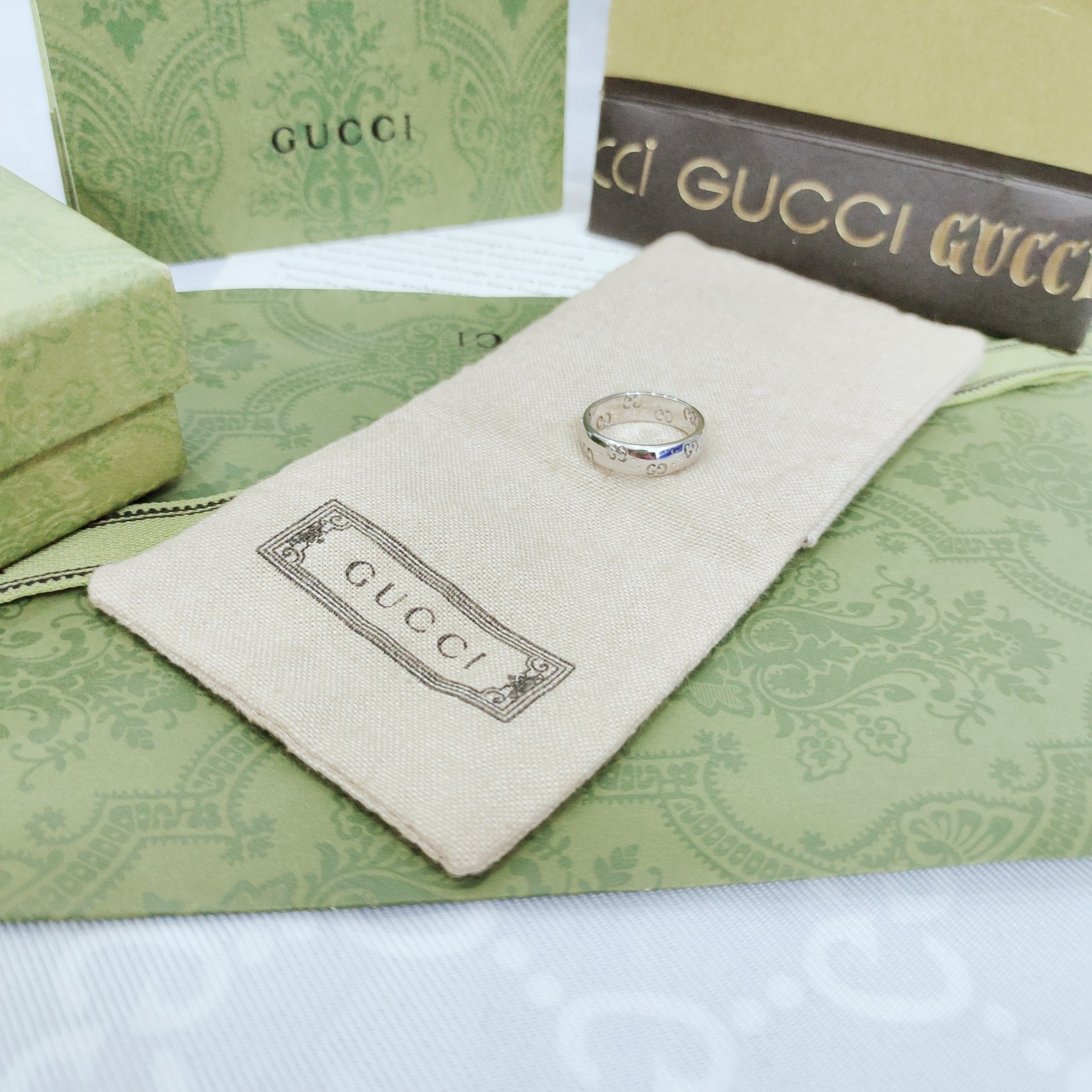 Gucci 标志图案生动点缀这款白金色窄版戒指