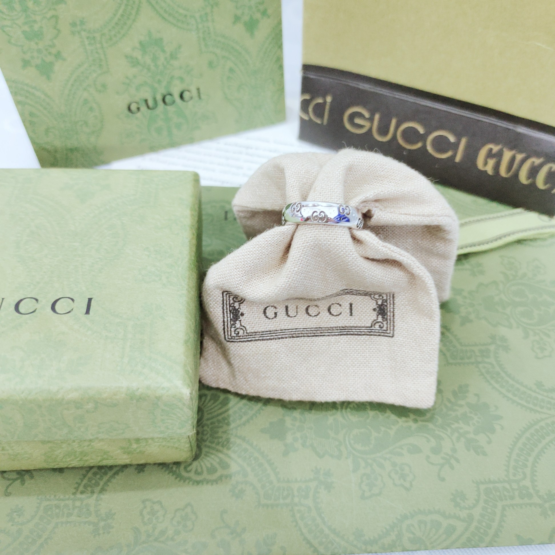Gucci 标志图案生动点缀这款白金色窄版戒指