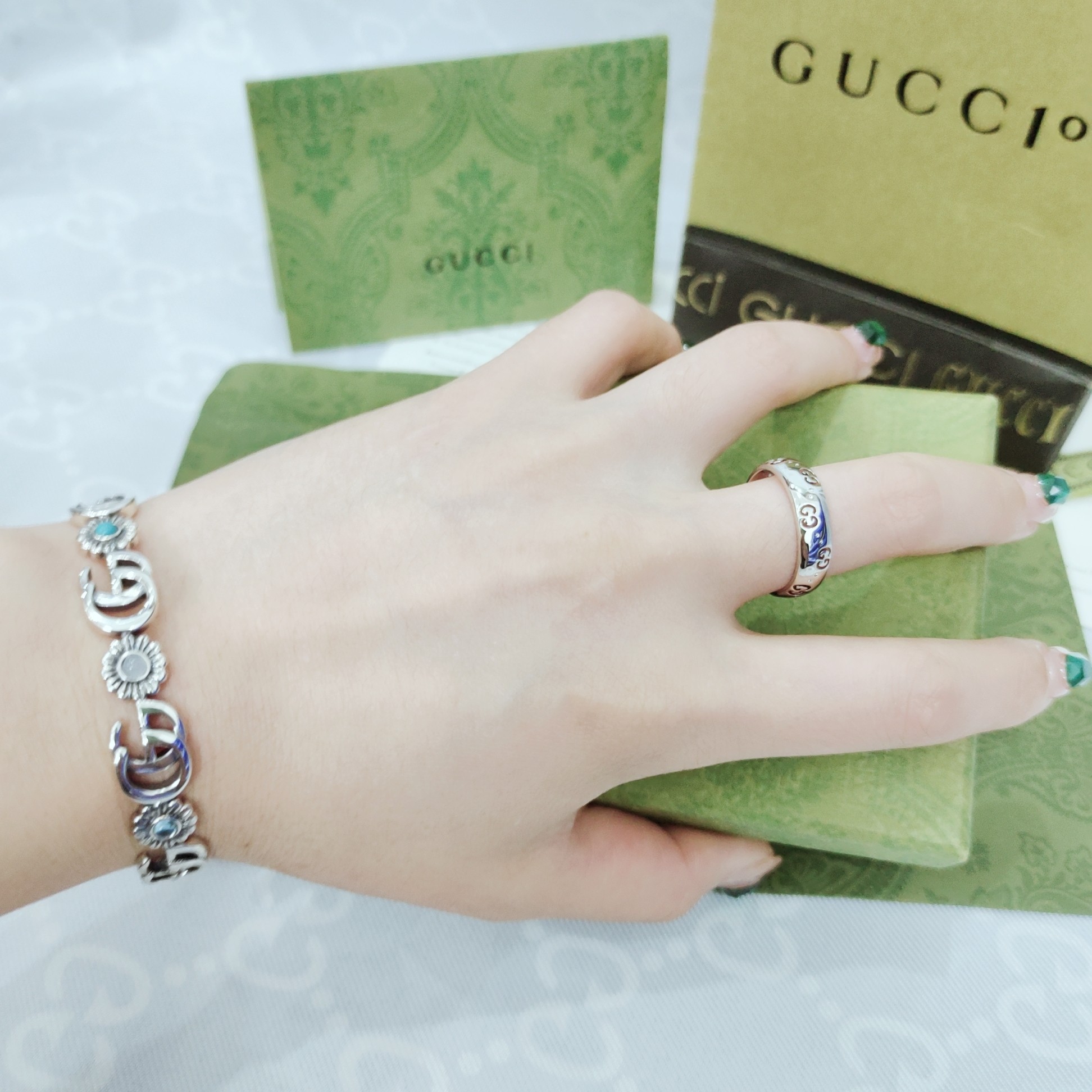 Gucci 标志图案生动点缀这款白金色窄版戒指