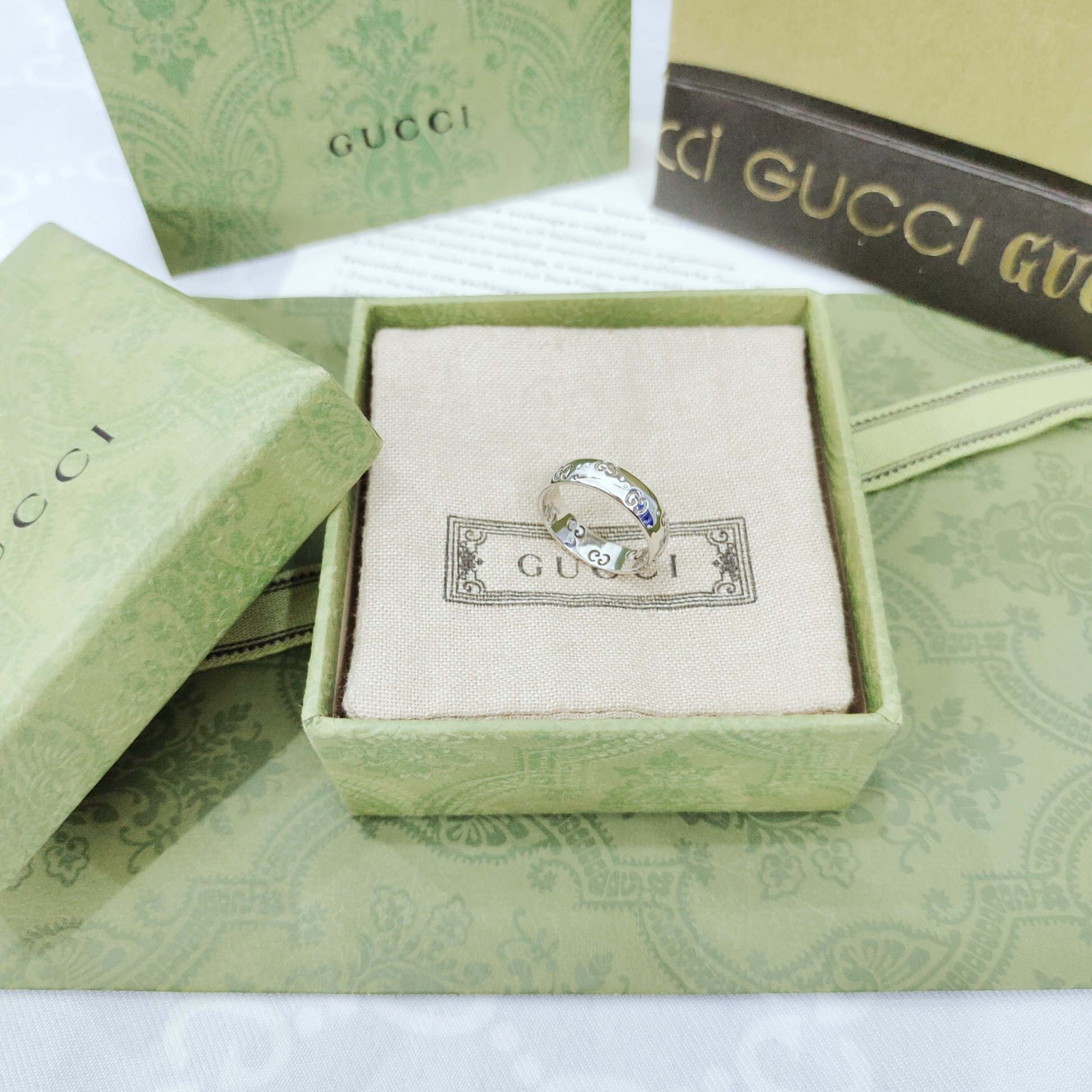 Gucci 标志图案生动点缀这款白金色窄版戒指
