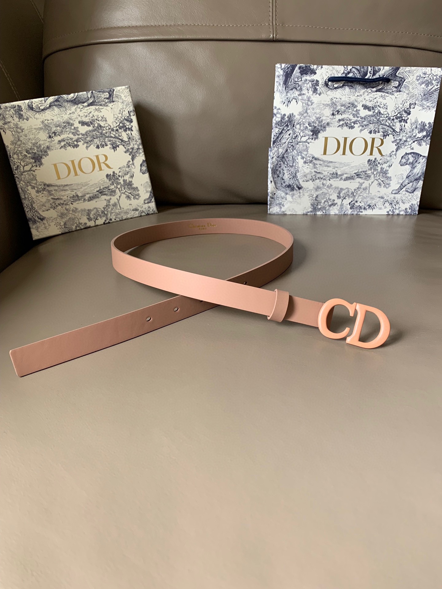 dior (迪奥) 专柜爆款 采用绯红色哑光saddle双面头层小牛皮，复古金属五金“cd”徽标扣 这款马鞍腰带是一款标