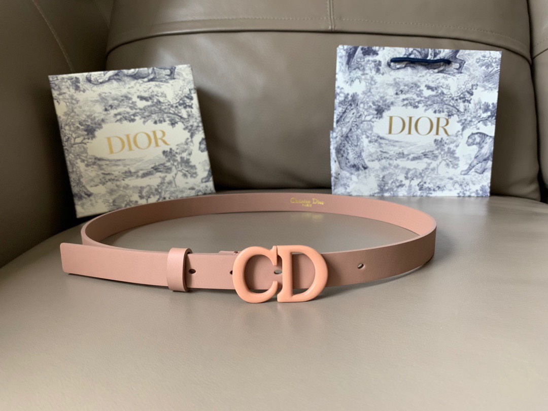 dior (迪奥) 专柜爆款 采用绯红色哑光saddle双面头层小牛皮，复古金属五金“cd”徽标扣 这款马鞍腰带是一款标