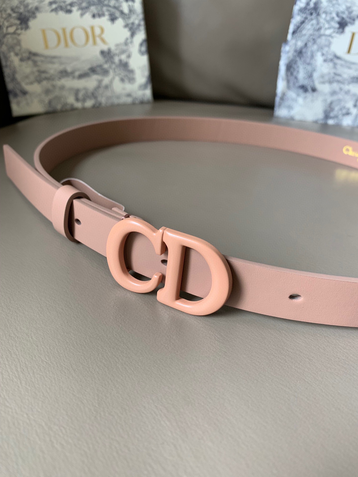 dior (迪奥) 专柜爆款 采用绯红色哑光saddle双面头层小牛皮，复古金属五金“cd”徽标扣 这款马鞍腰带是一款标