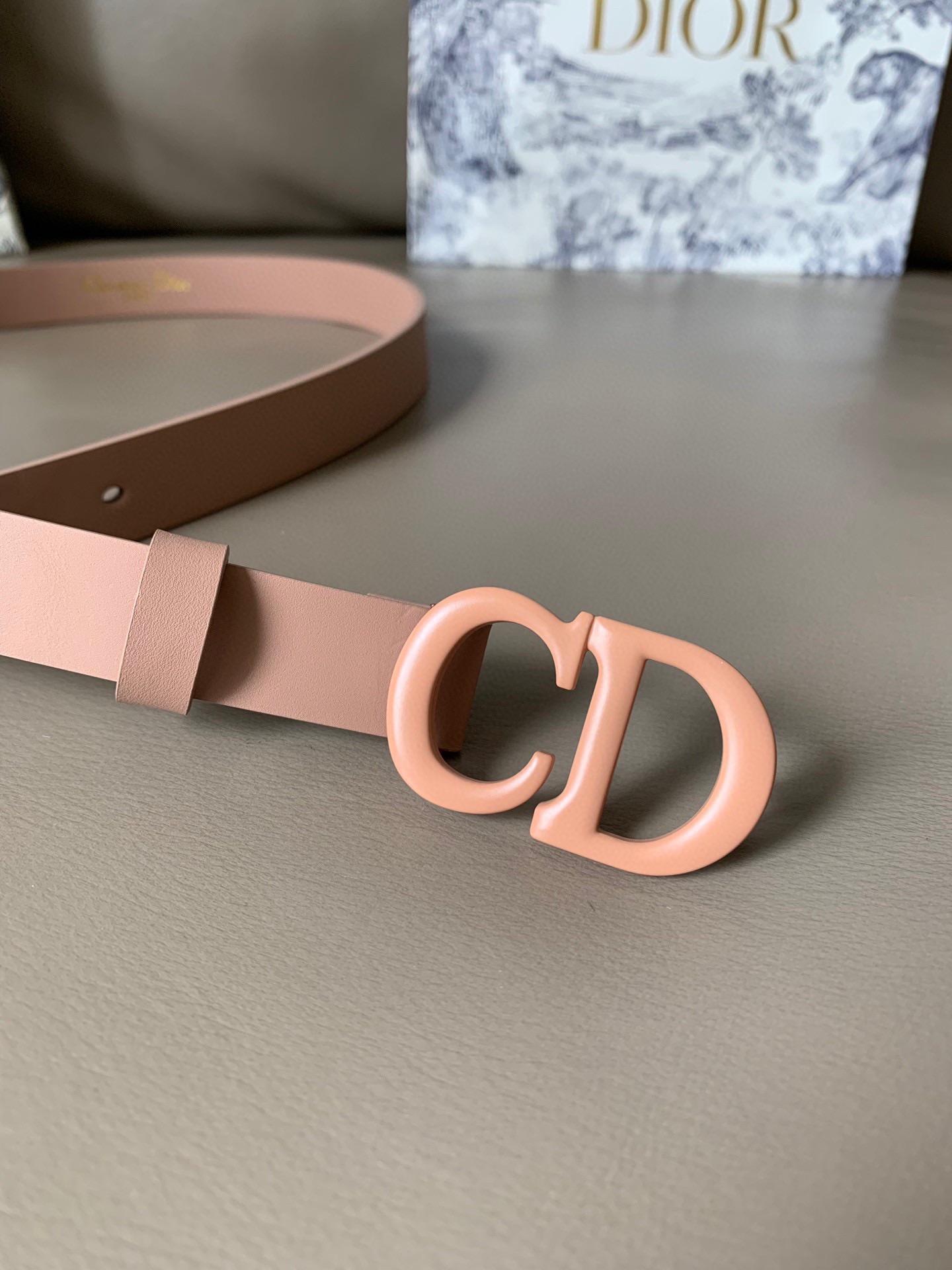 dior (迪奥) 专柜爆款 采用绯红色哑光saddle双面头层小牛皮，复古金属五金“cd”徽标扣 这款马鞍腰带是一款标