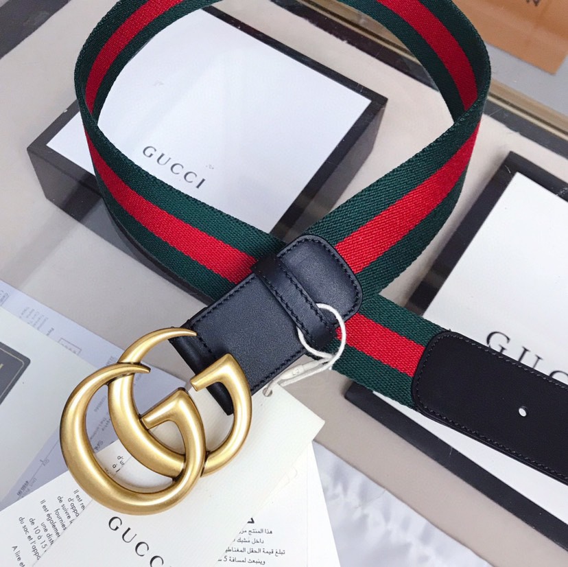 Gucci古驰饰红绿条纹织带 互扣式双G扣，配以黑色皮接皮，款式经典时尚