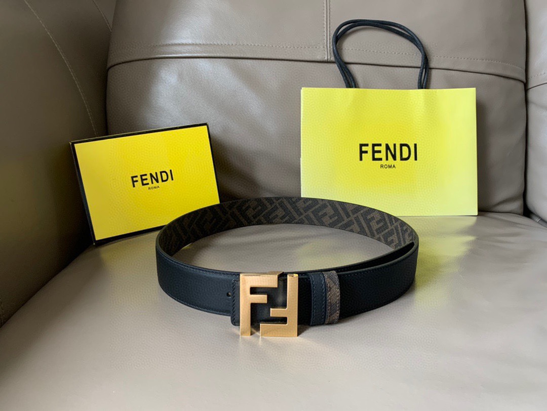 FENDI (芬迪) 专柜新款 男士两面用皮带 宽4.0cm 黑色粒面牛皮材质。布料衬里，反面饰有棕色和