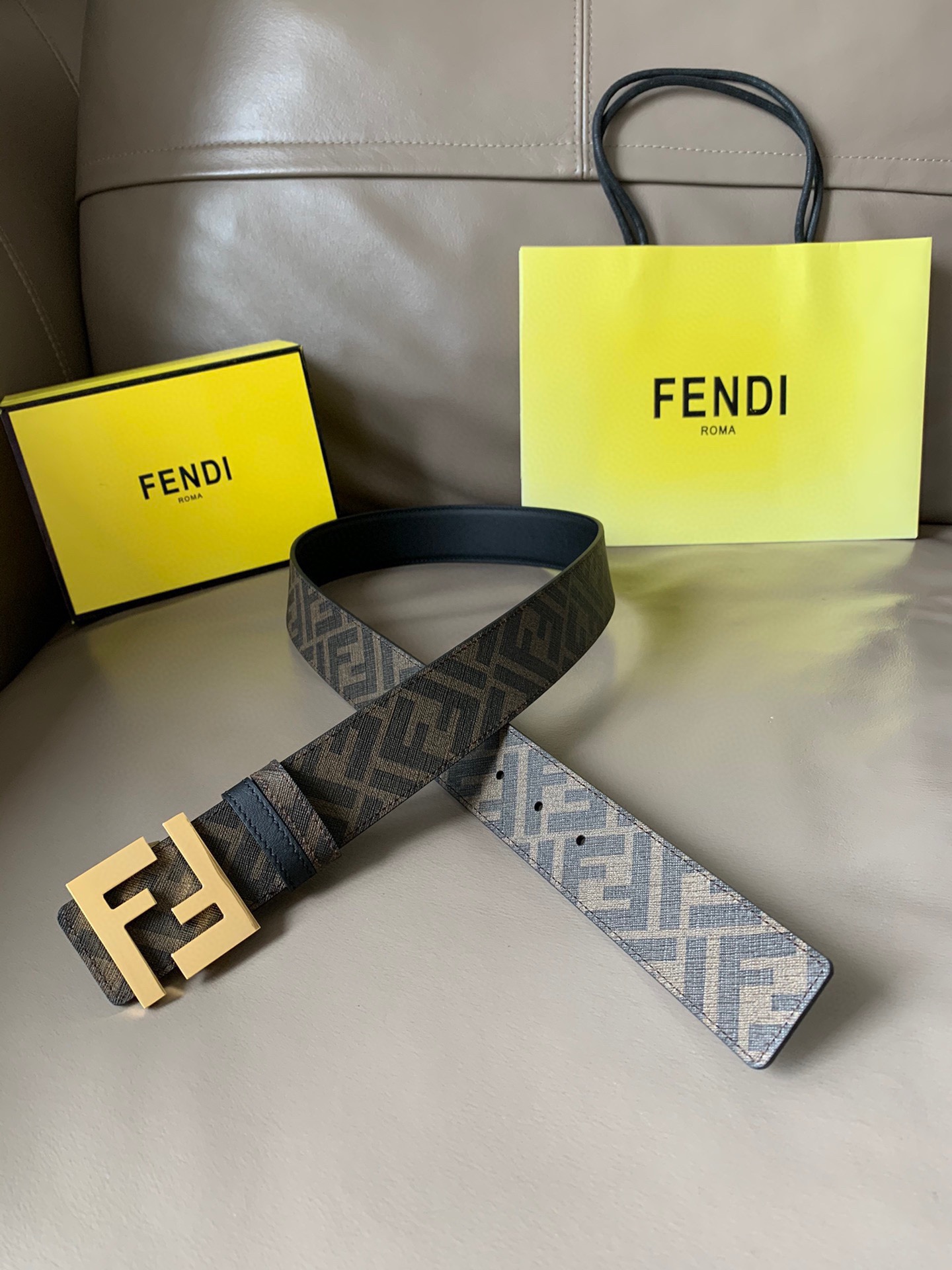 FENDI (芬迪) 专柜新款 男士两面用皮带 宽4.0cm 黑色粒面牛皮材质。布料衬里，反面饰有棕色和