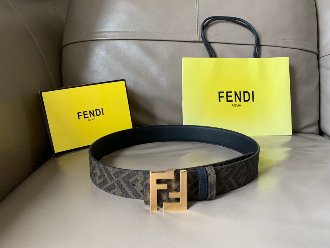 FENDI (芬迪) 专柜新款 男士两面用皮带 宽4.0cm 黑色粒面牛皮材质。布料衬里，反面饰有棕色和