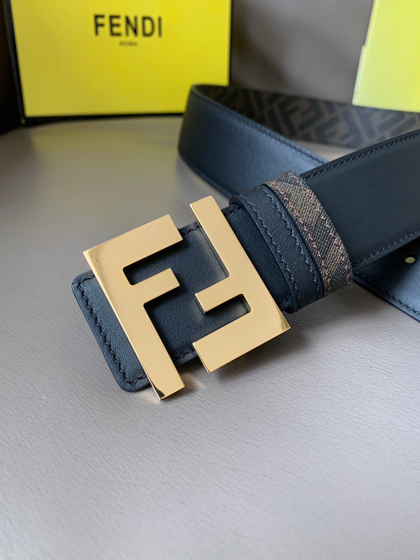 FENDI (芬迪) 专柜新款 男士两面用皮带 宽4.0cm 黑色粒面牛皮材质。布料衬里，反面饰有棕色和