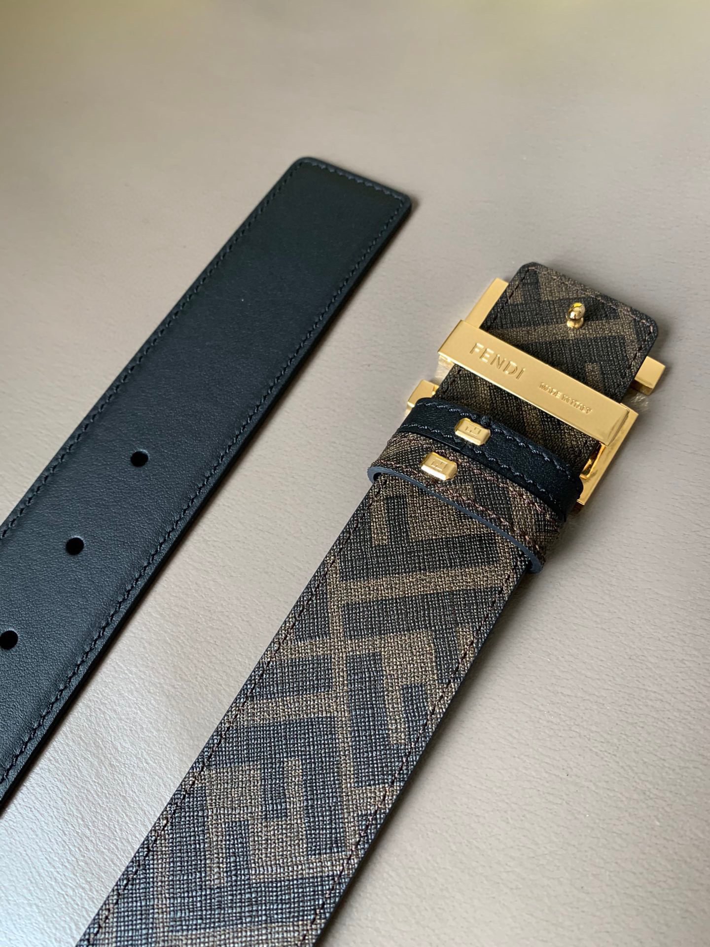 FENDI (芬迪) 专柜新款 男士两面用皮带 宽4.0cm 黑色粒面牛皮材质。布料衬里，反面饰有棕色和