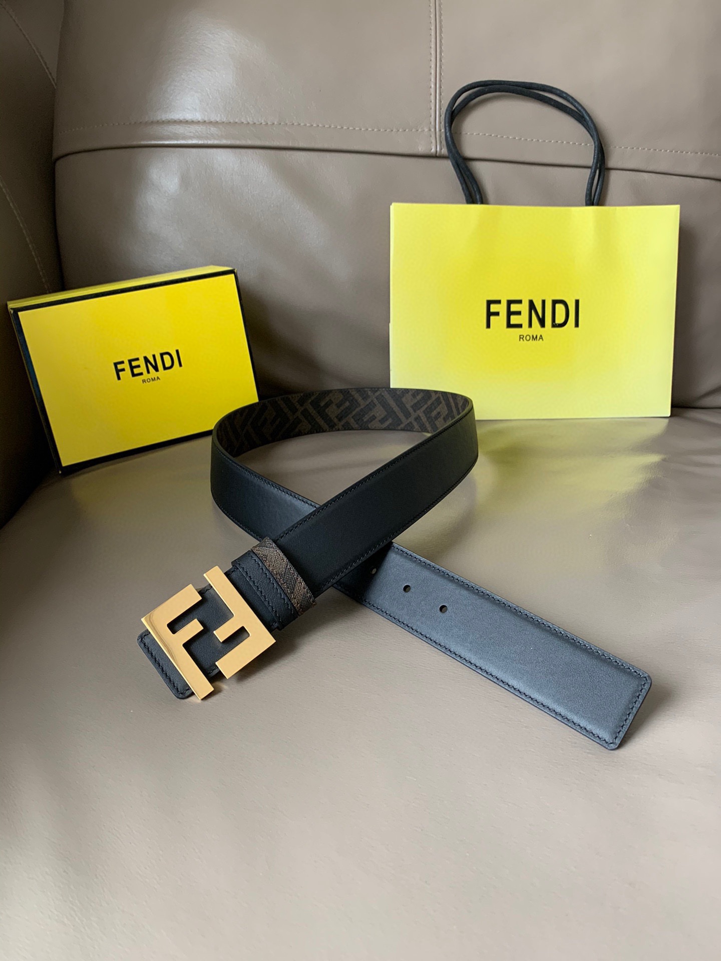 FENDI (芬迪) 专柜新款 男士两面用皮带 宽4.0cm 黑色粒面牛皮材质。布料衬里，反面饰有棕色和