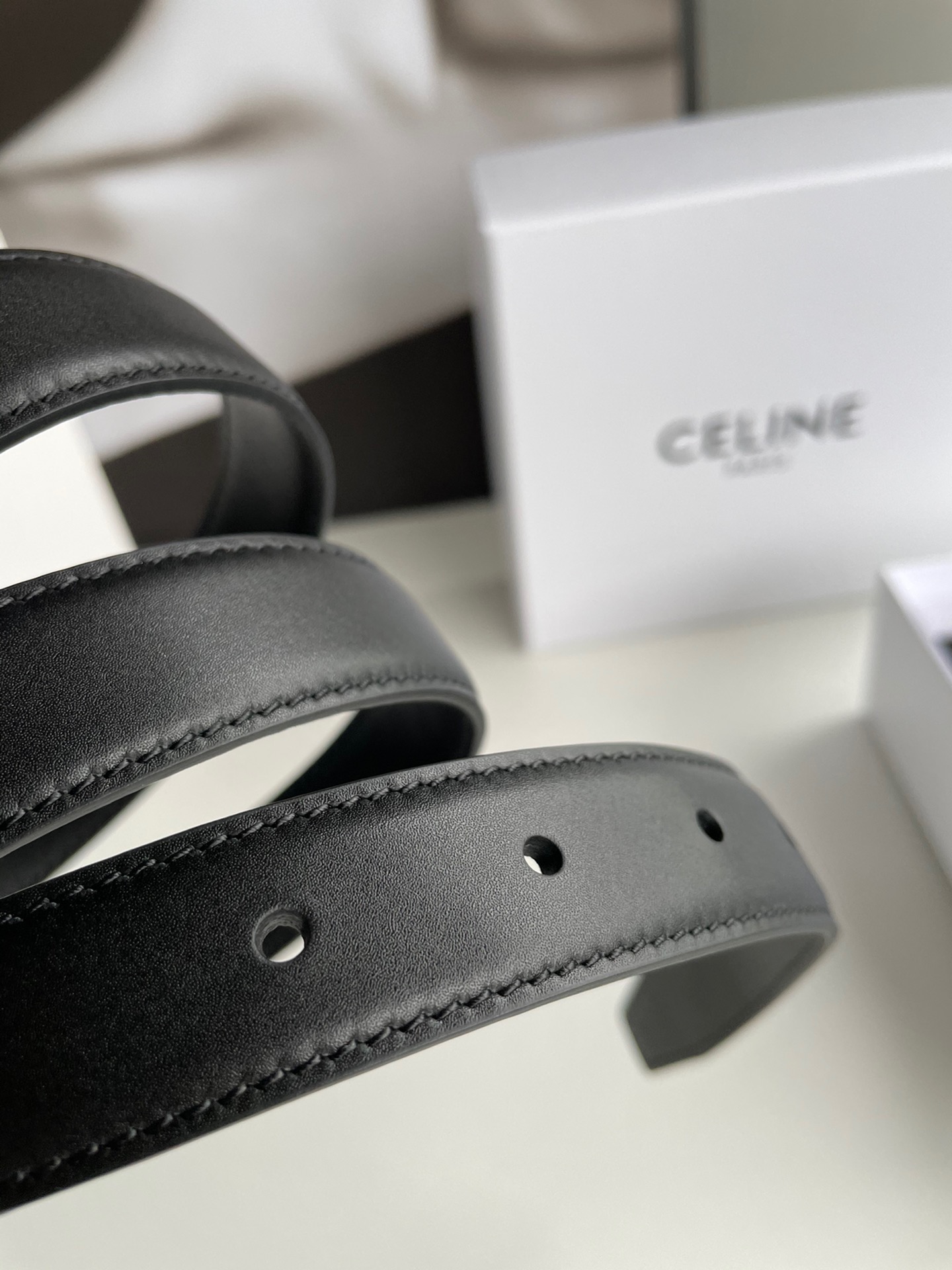 celine赛琳凯旋门徽标金扣潮流腰带，穿出好身材高腰线的秘密武器。2.5cm