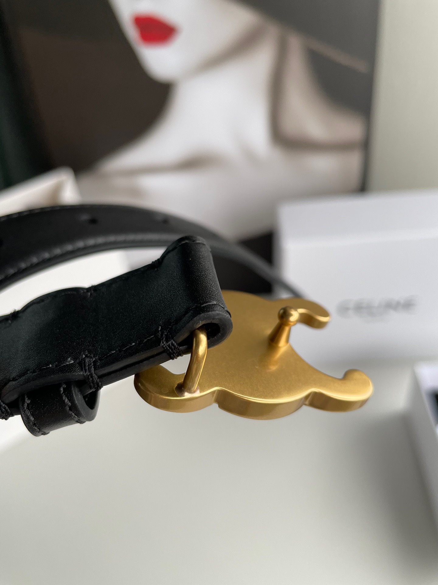 celine赛琳凯旋门徽标金扣潮流腰带，穿出好身材高腰线的秘密武器。2.5cm