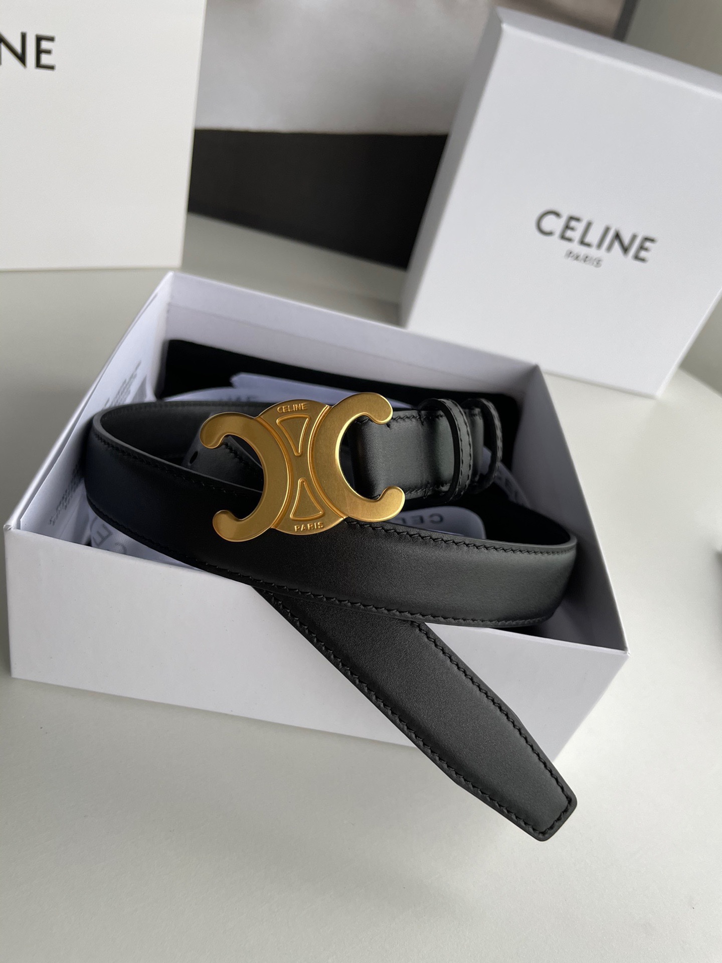 celine赛琳凯旋门徽标金扣潮流腰带，穿出好身材高腰线的秘密武器。2.5cm