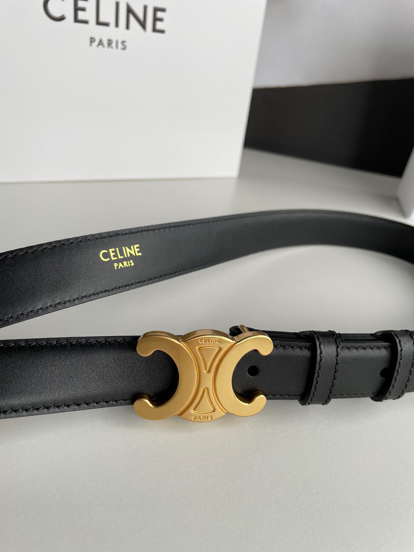 celine赛琳凯旋门徽标金扣潮流腰带，穿出好身材高腰线的秘密武器。2.5cm