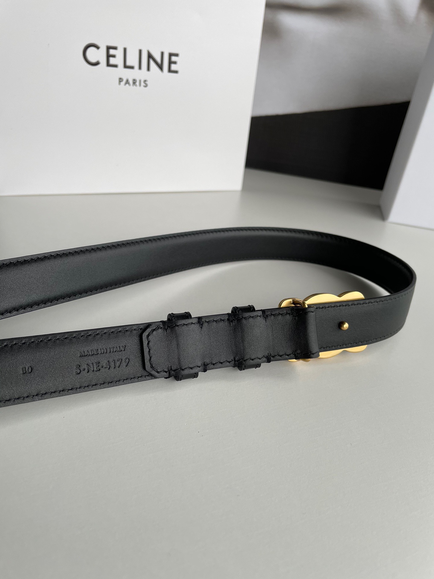 celine赛琳凯旋门徽标金扣潮流腰带，穿出好身材高腰线的秘密武器。2.5cm
