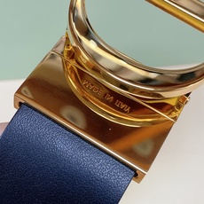 35毫米 dior 30 Montaigne *CD*腰带 饰有*Christian Dior*标志 富有光泽的金色饰面 35毫米 dior 30 Montaigne *CD*腰带 饰有*Christian Dior*标志 富有光泽的金色饰面