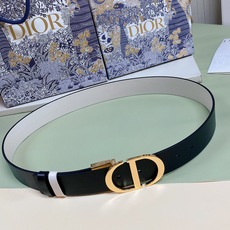 35毫米 dior 30 Montaigne *CD*腰带 饰有*Christian Dior*标志 富有光泽的金色饰面 35毫米 dior 30 Montaigne *CD*腰带 饰有*Christian Dior*标志 富有光泽的金色饰面