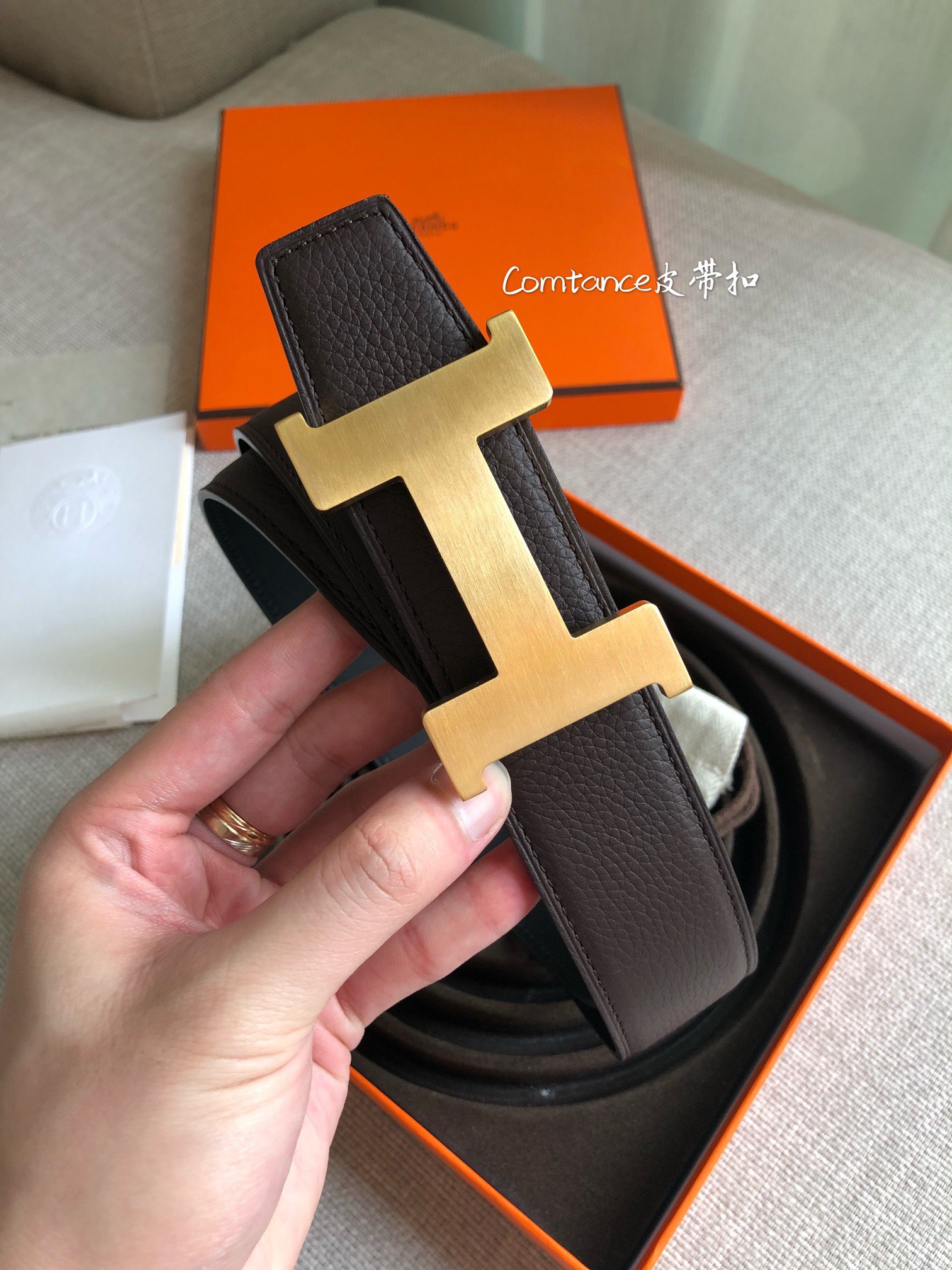 Hermes.爱马仕 官网同步   宽度38mm 原版荔枝搭带身搭配原版精品钢扣，男装的经典搭配，可双面