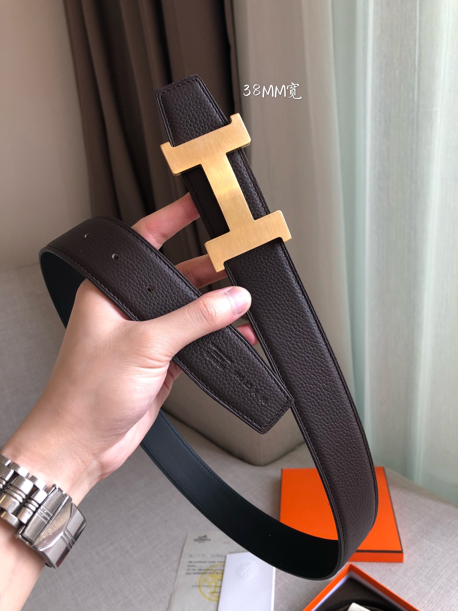 Hermes.爱马仕 官网同步   宽度38mm 原版荔枝搭带身搭配原版精品钢扣，男装的经典搭配，可双面