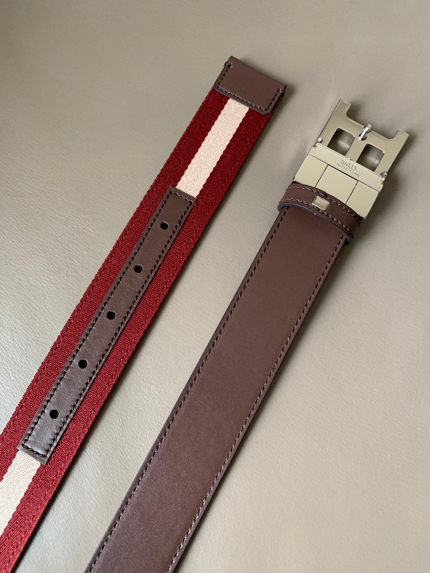 BALLY （巴利）专柜同款 男士休闲布配皮双用腰带 Tamal 融入了永恒经典的 Bally 红白条纹