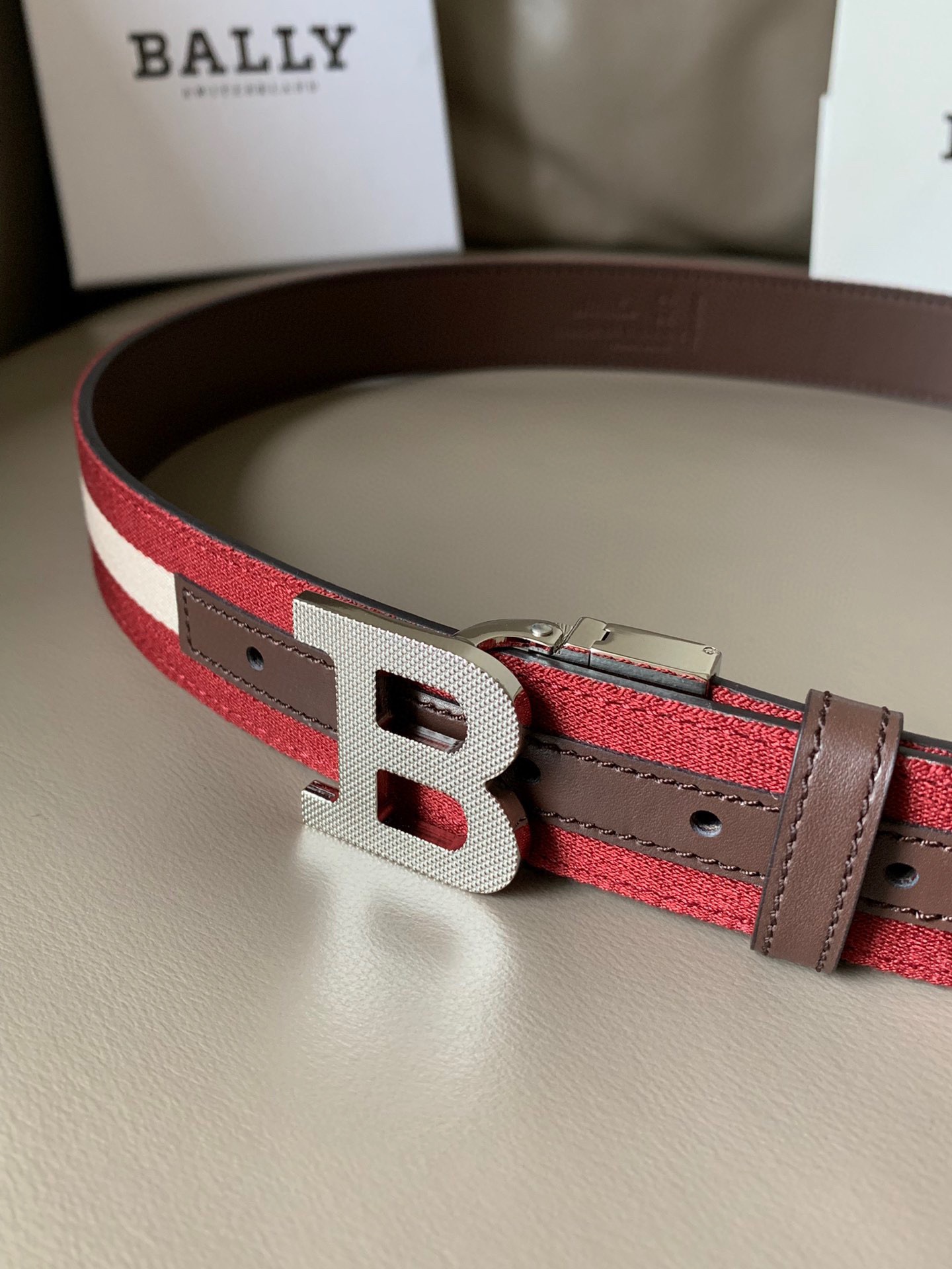 BALLY （巴利）专柜同款 男士休闲布配皮双用腰带 Tamal 融入了永恒经典的 Bally 红白条纹