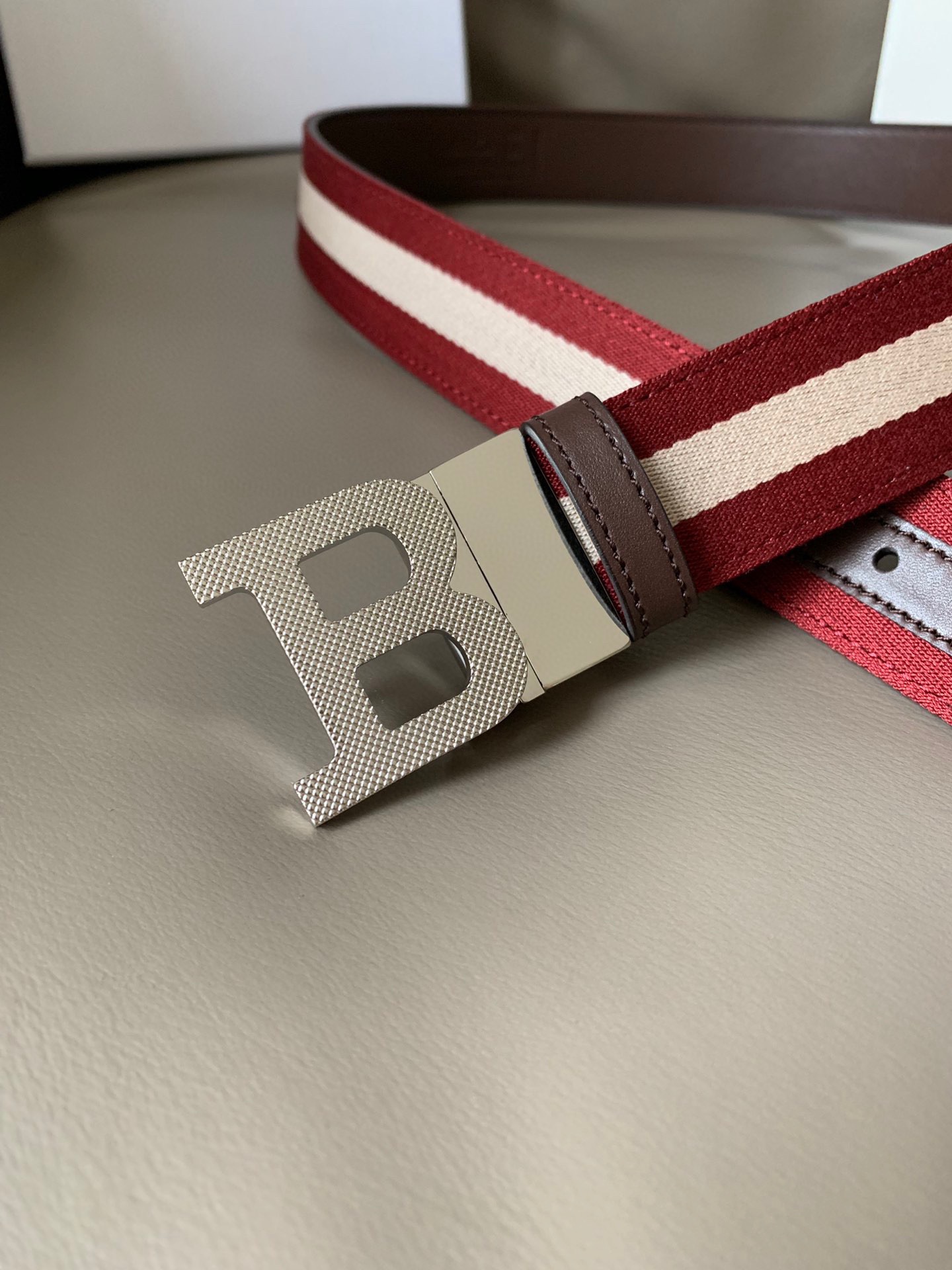 BALLY （巴利）专柜同款 男士休闲布配皮双用腰带 Tamal 融入了永恒经典的 Bally 红白条纹