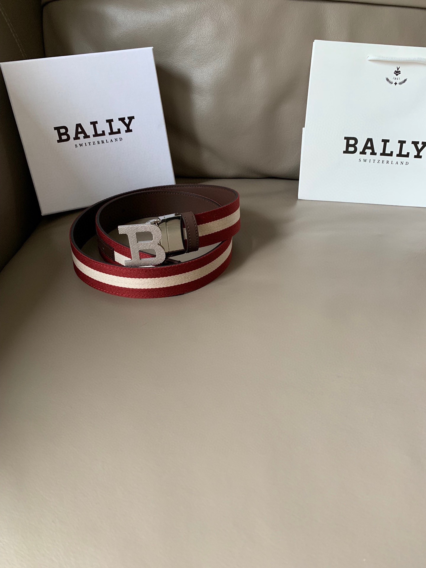 BALLY （巴利）专柜同款 男士休闲布配皮双用腰带 Tamal 融入了永恒经典的 Bally 红白条纹