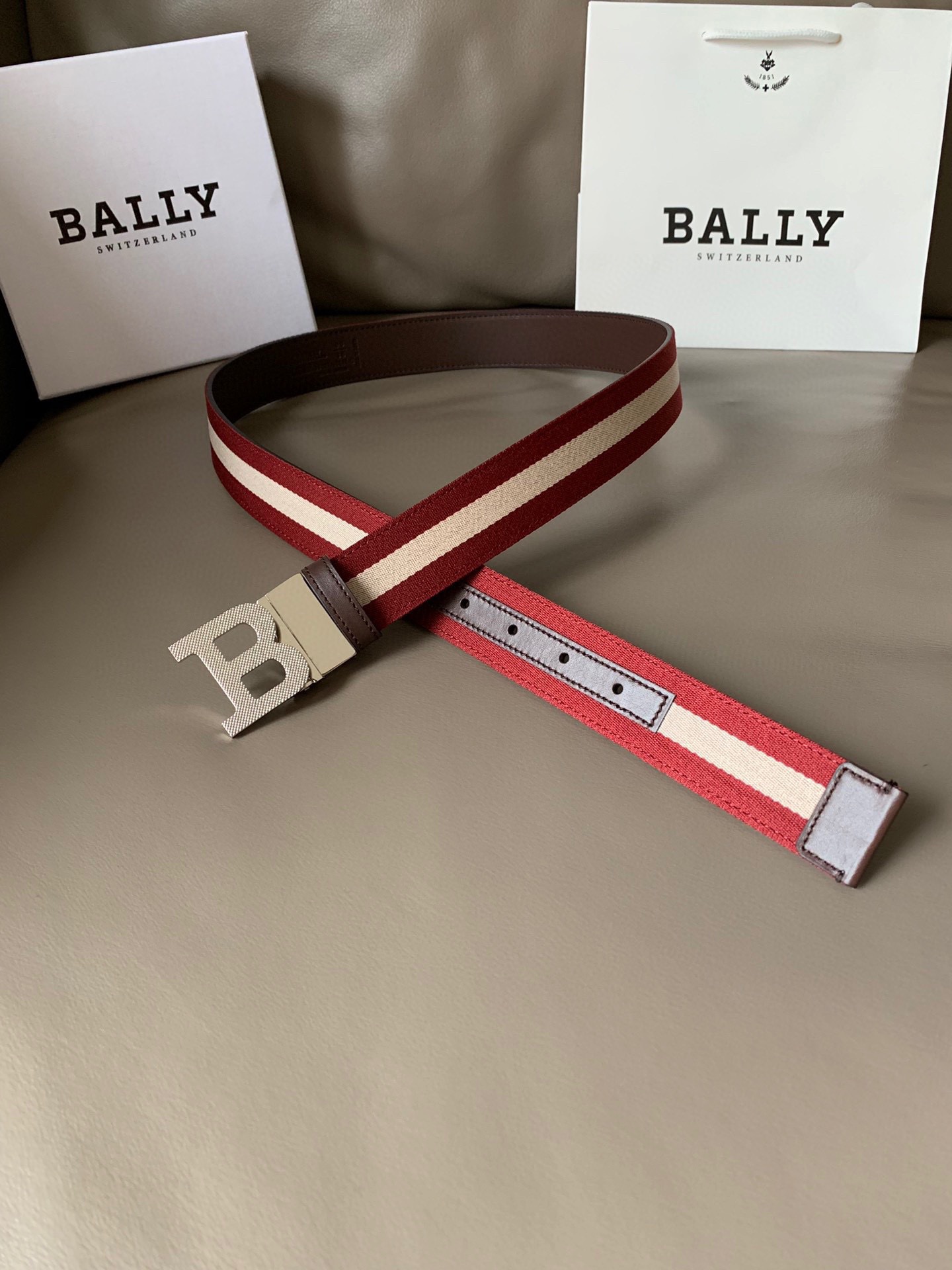 BALLY （巴利）专柜同款 男士休闲布配皮双用腰带 Tamal 融入了永恒经典的 Bally 红白条纹