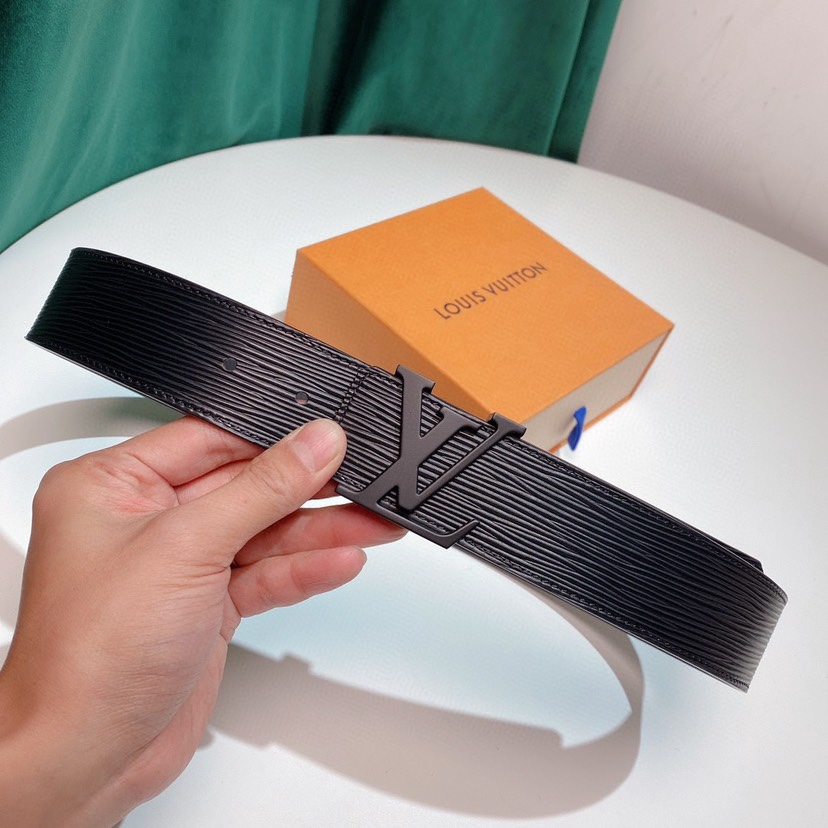 路易威登 Louis Vuitton 4.0cm专柜同款LV字母腰带，专卖店爆款，百搭必备款式。意大利进