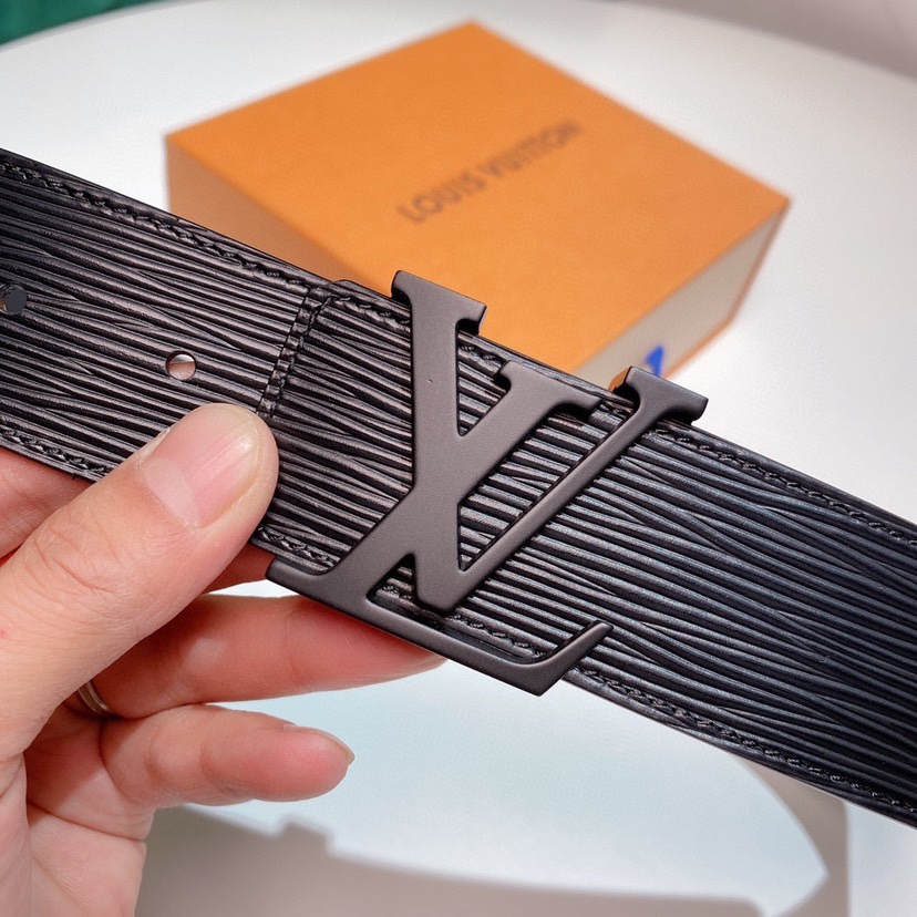 路易威登 Louis Vuitton 4.0cm专柜同款LV字母腰带，专卖店爆款，百搭必备款式。意大利进