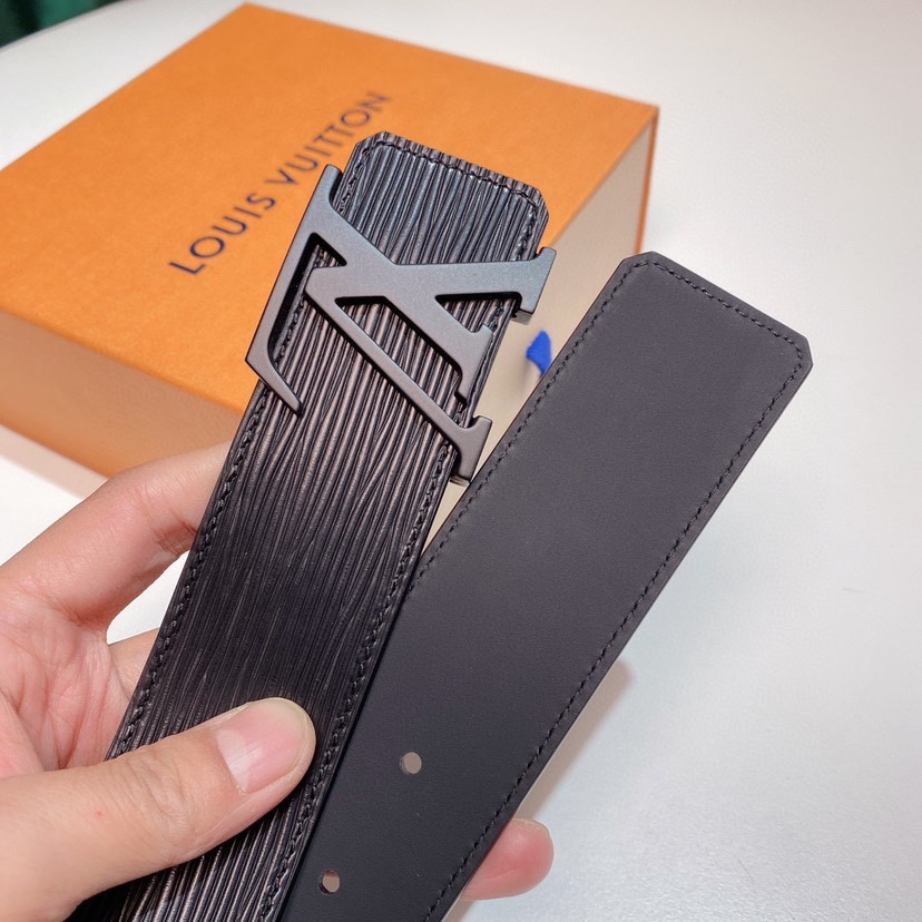 路易威登 Louis Vuitton 4.0cm专柜同款LV字母腰带，专卖店爆款，百搭必备款式。意大利进